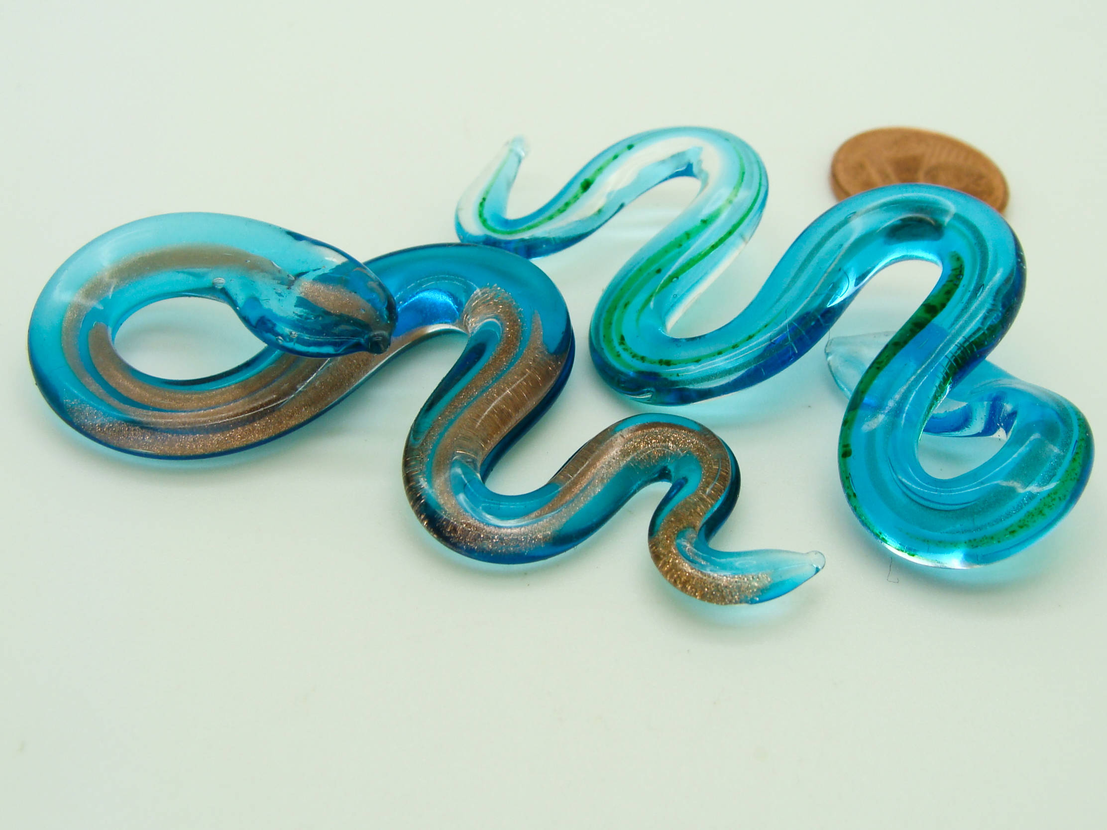 Pend-254-1 pendentif serpent bleu dore verre