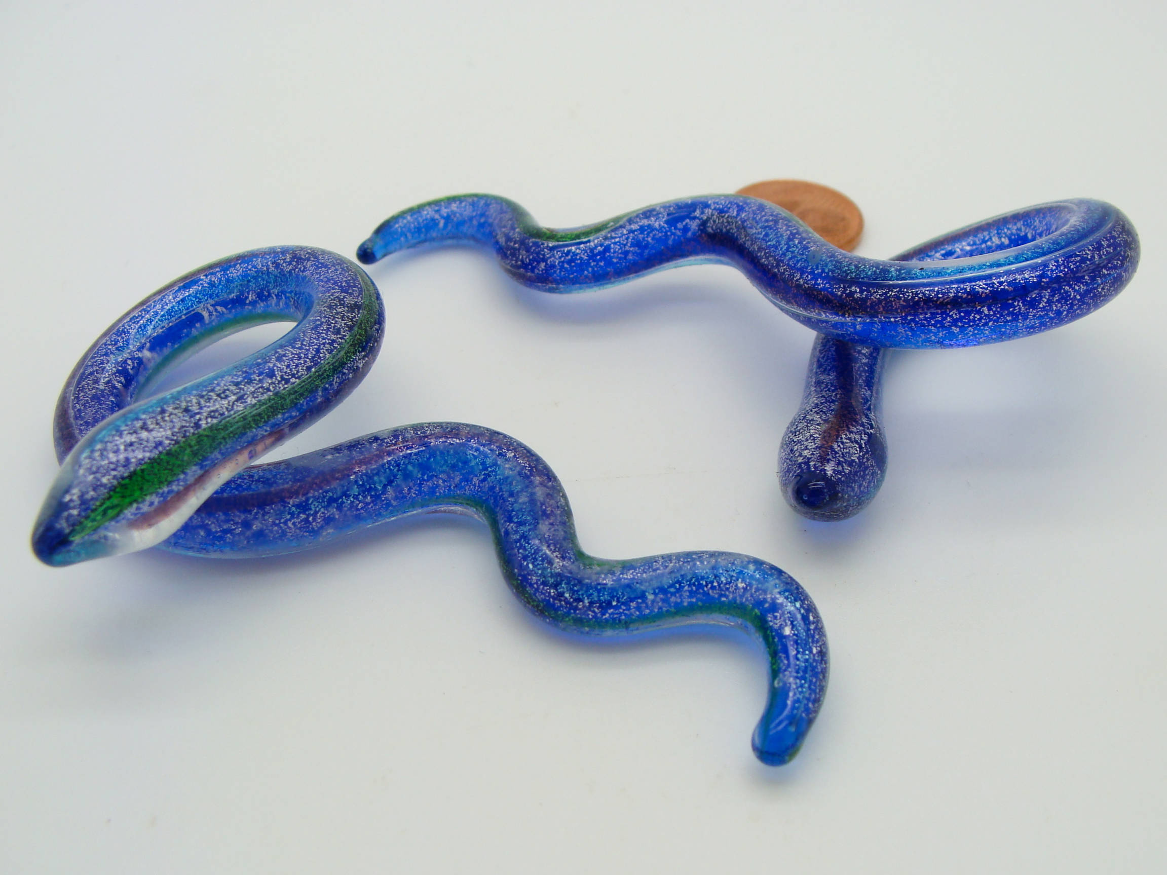 Pend-255-2 pendentif serpent bleu fonce verre