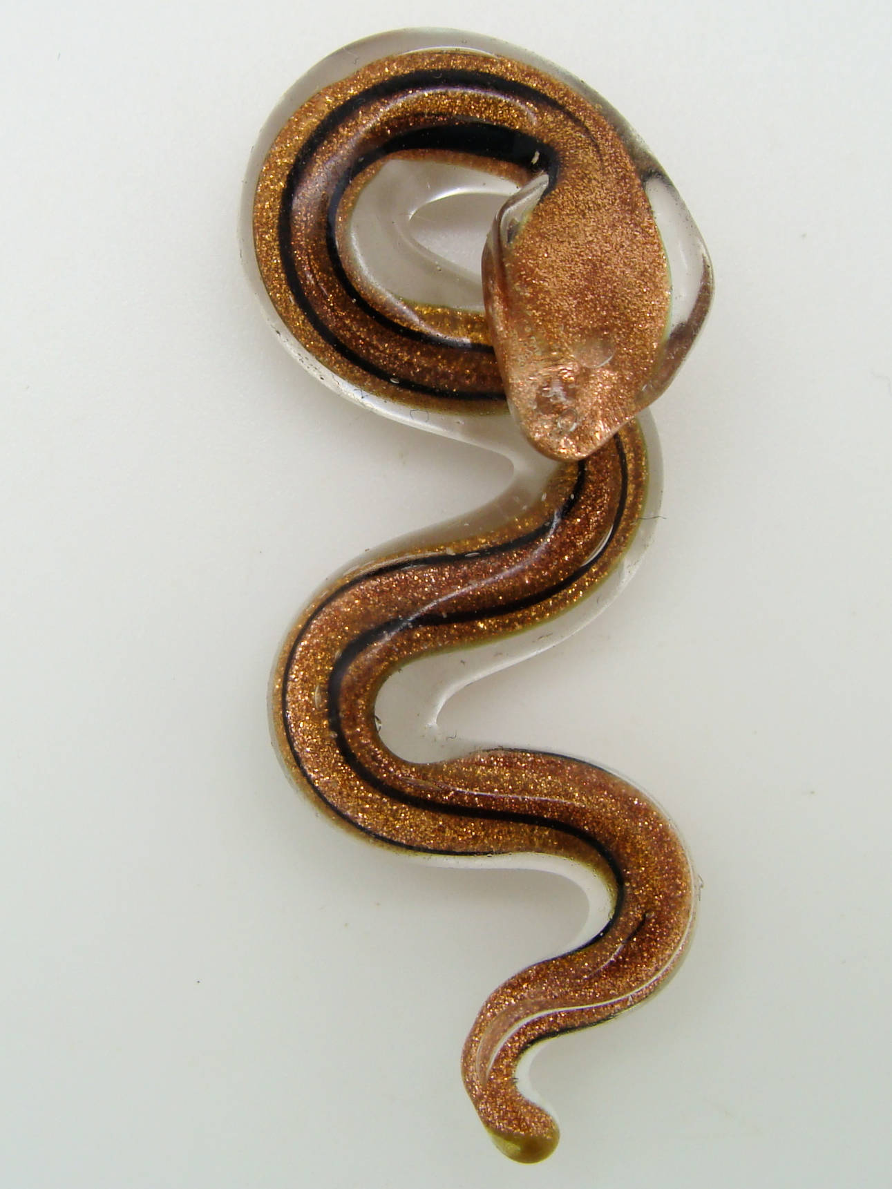 Pend-256-1 pendentif serpent dore noir lampwork