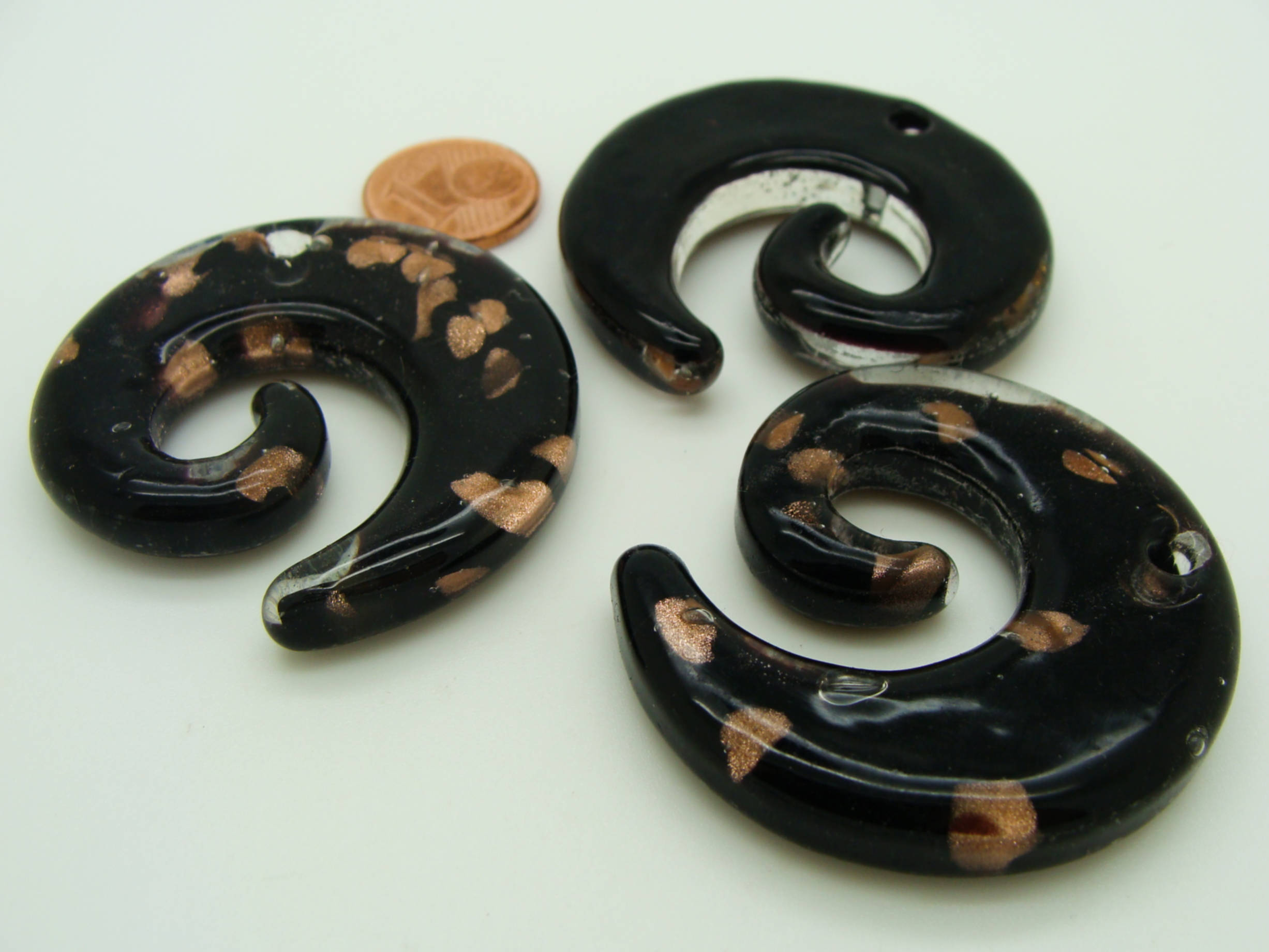 Pend-267-3 pendentif spirale noir dore verre