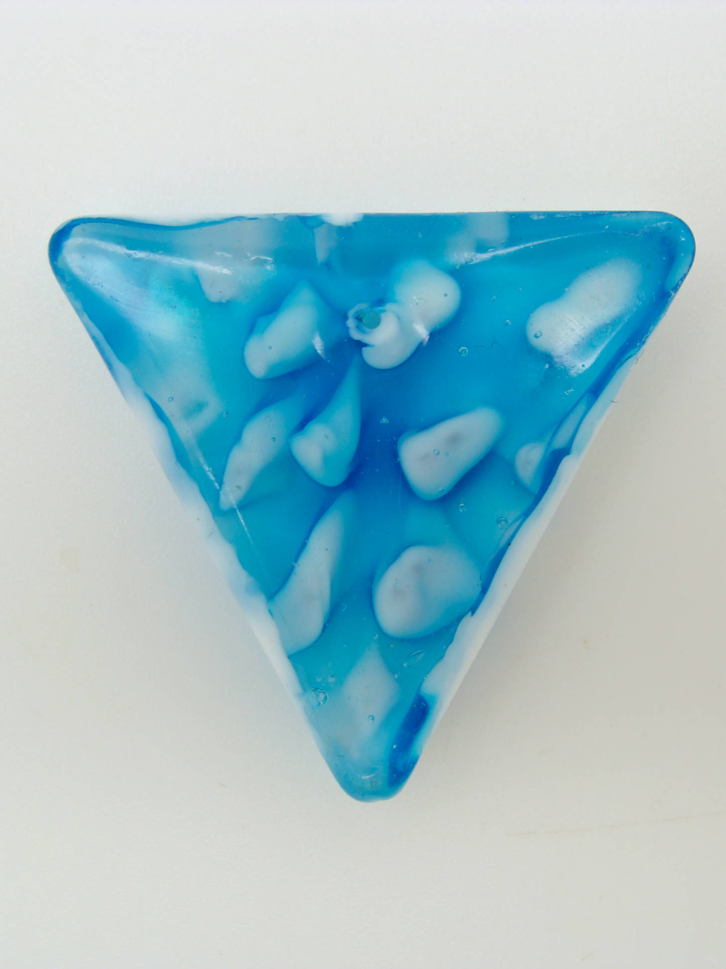 Pend-293-1 pendentif triangle plat bleu blanc