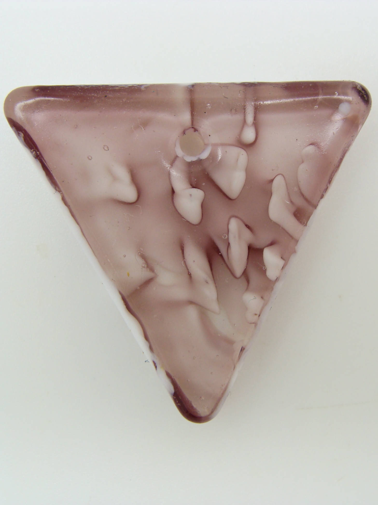 Pend-293-3 pendentif triangle plat mauve blanc