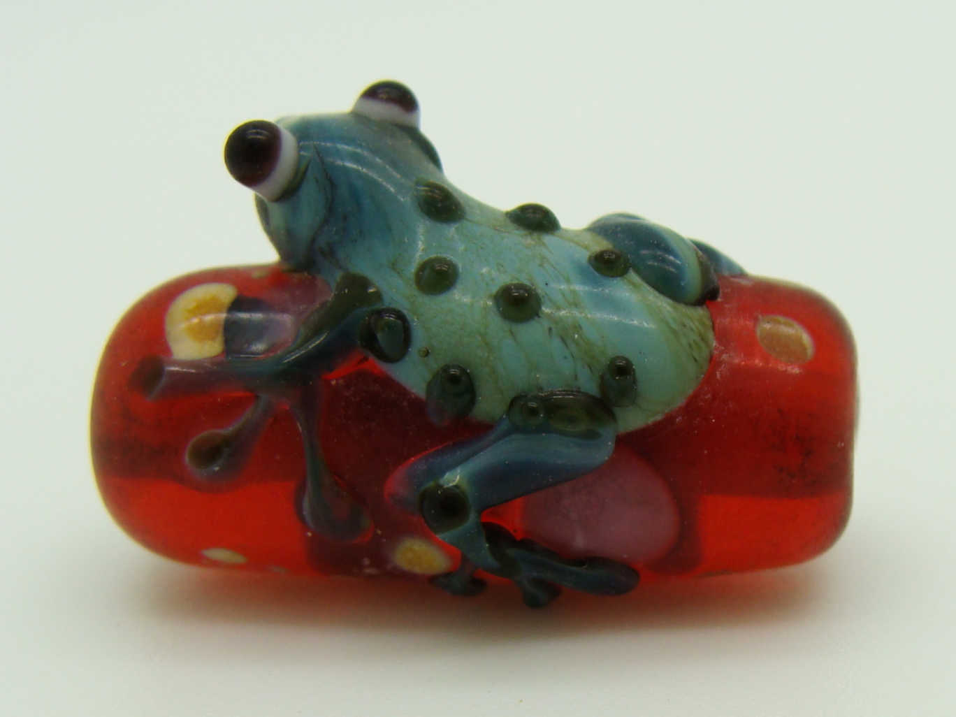 perle rouge fonce grenouille dos