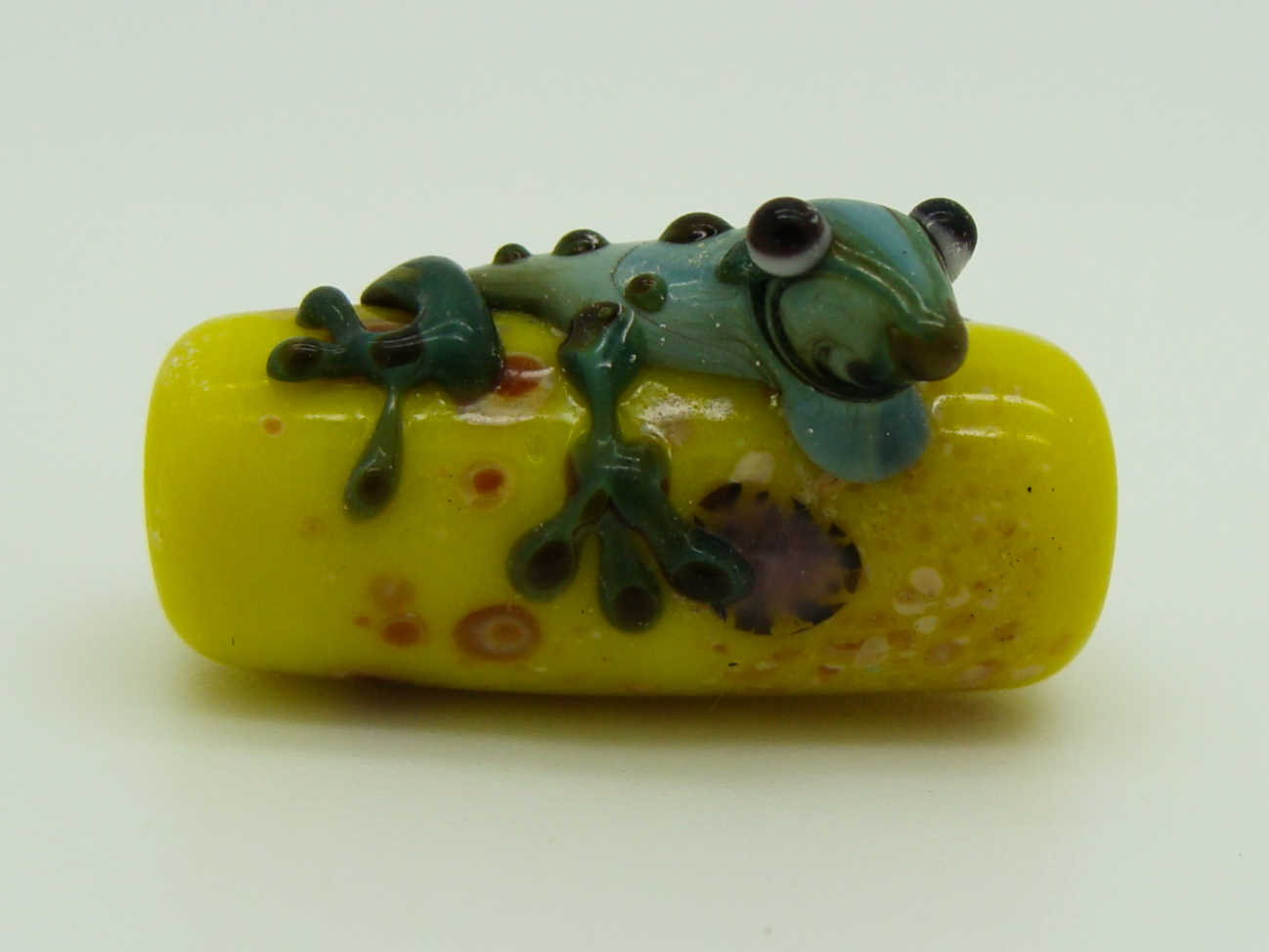perle jaune grenouille face