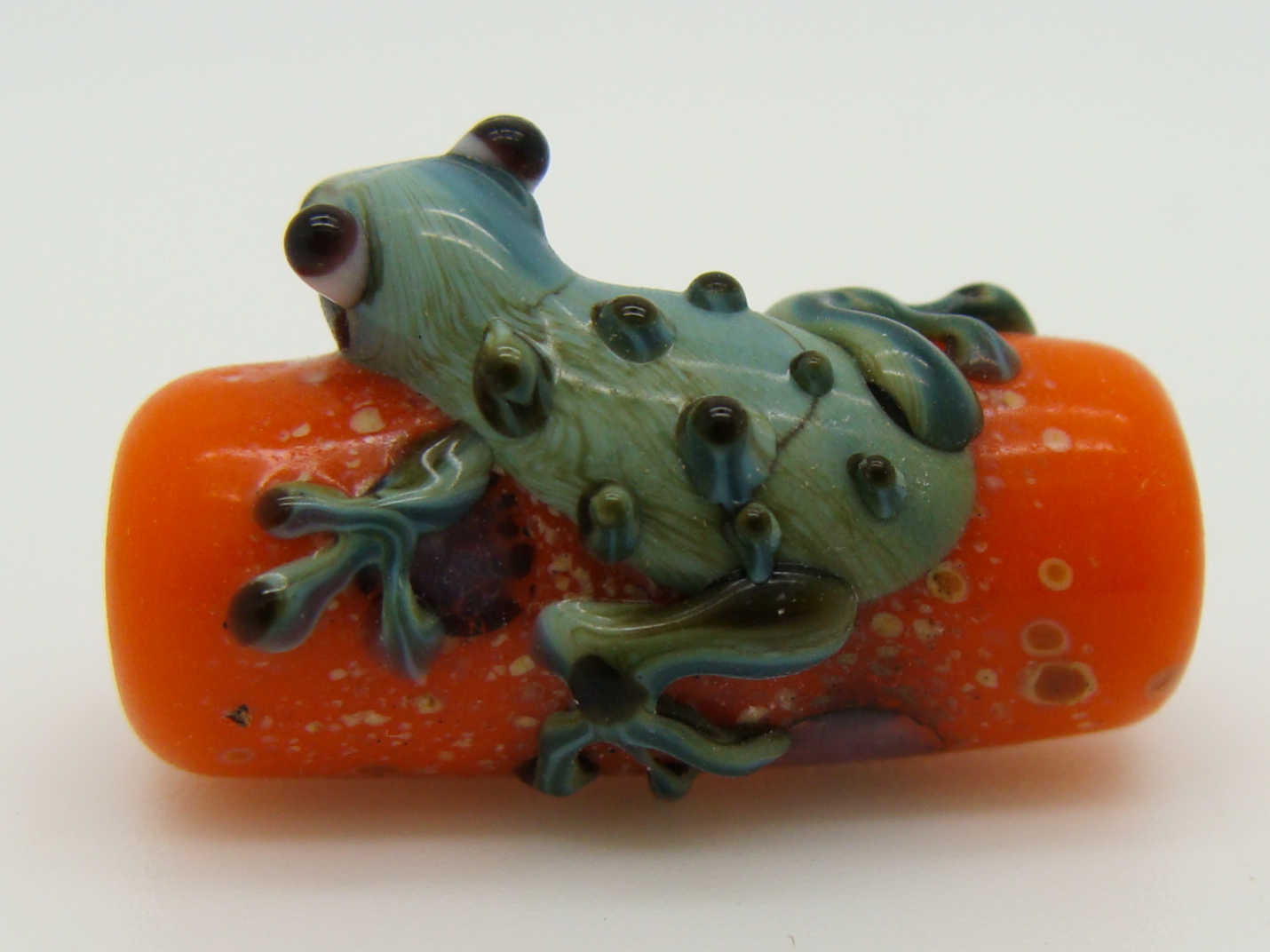 perle orange grenouille dos