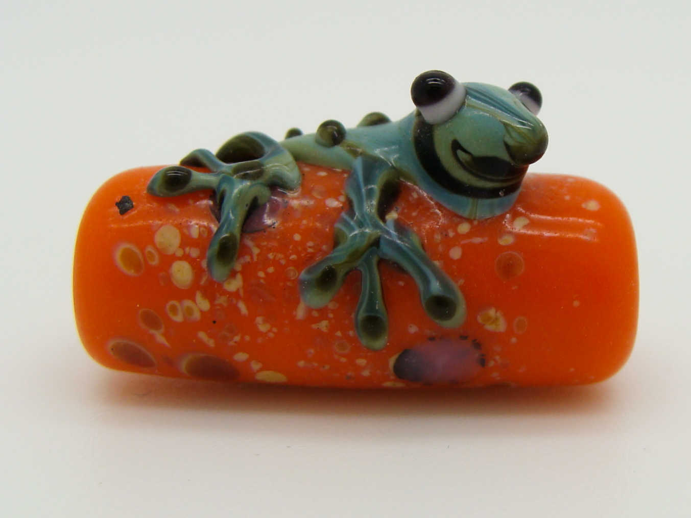 perle orange grenouille face