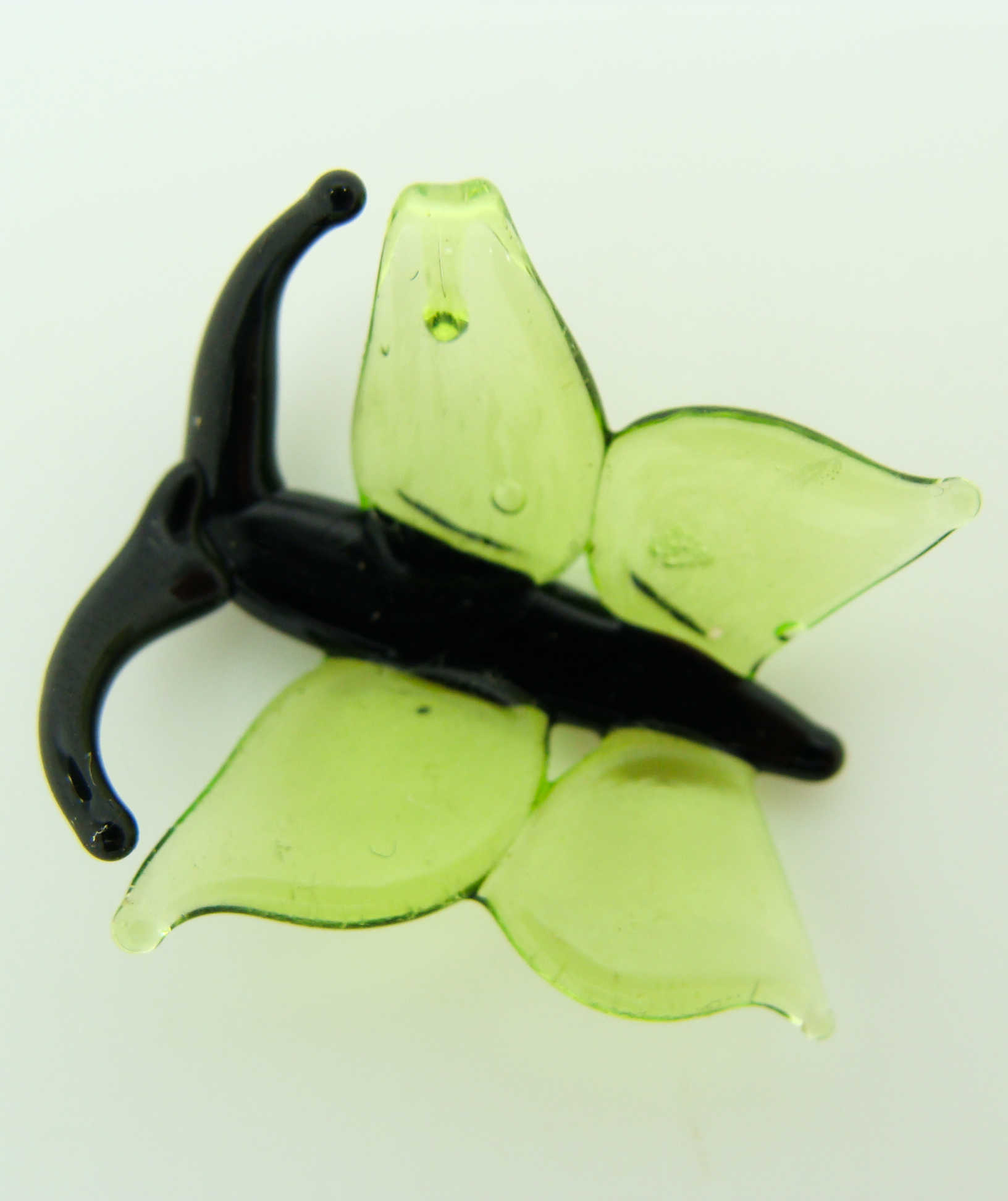 Pend-307-5 pendentif mini papillon vert noir