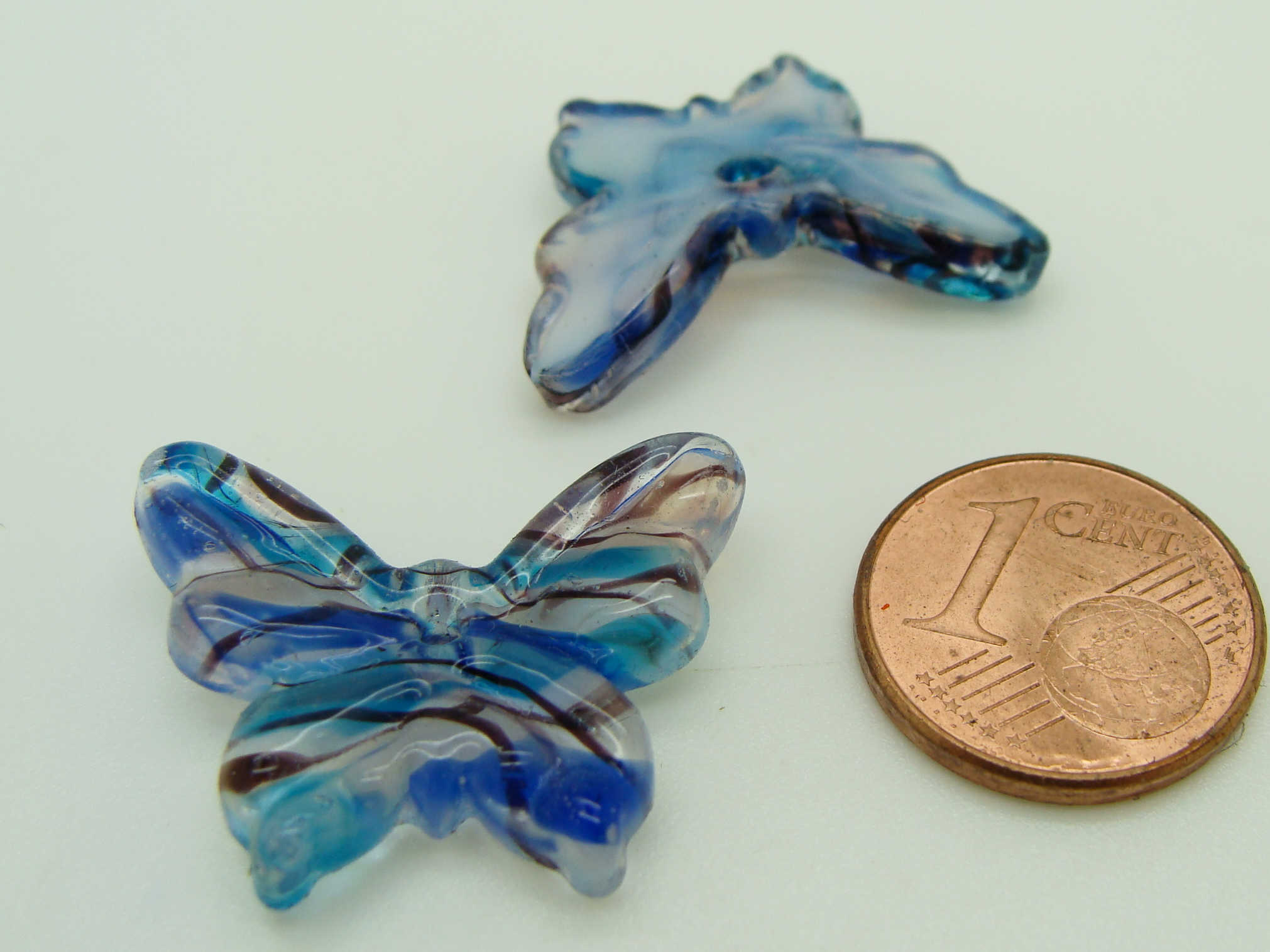Pend-312-4 mini pendentif papillon bleu blanc verre