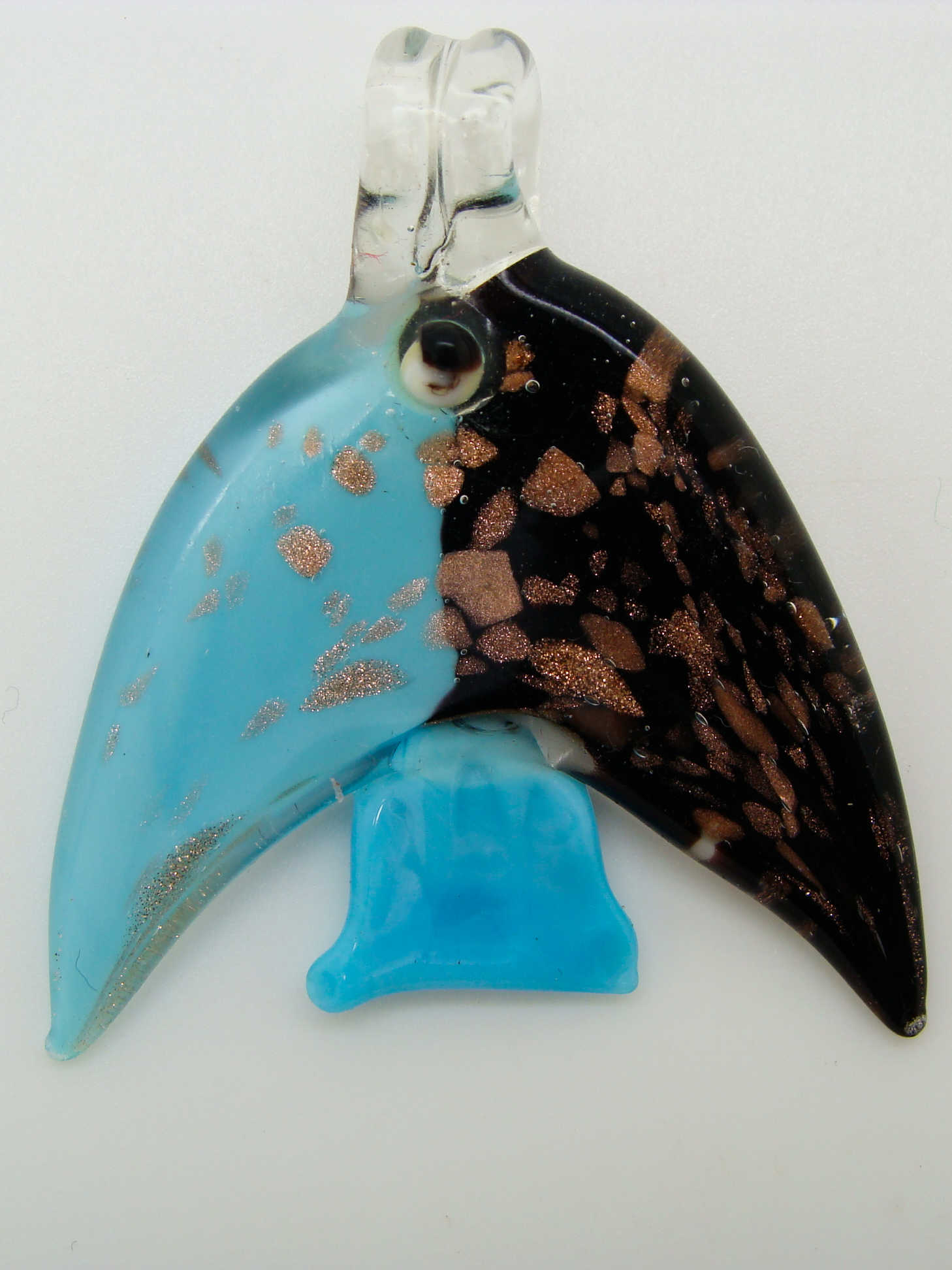 Pend-318-1 pendentif poisson bleu noir dore animal