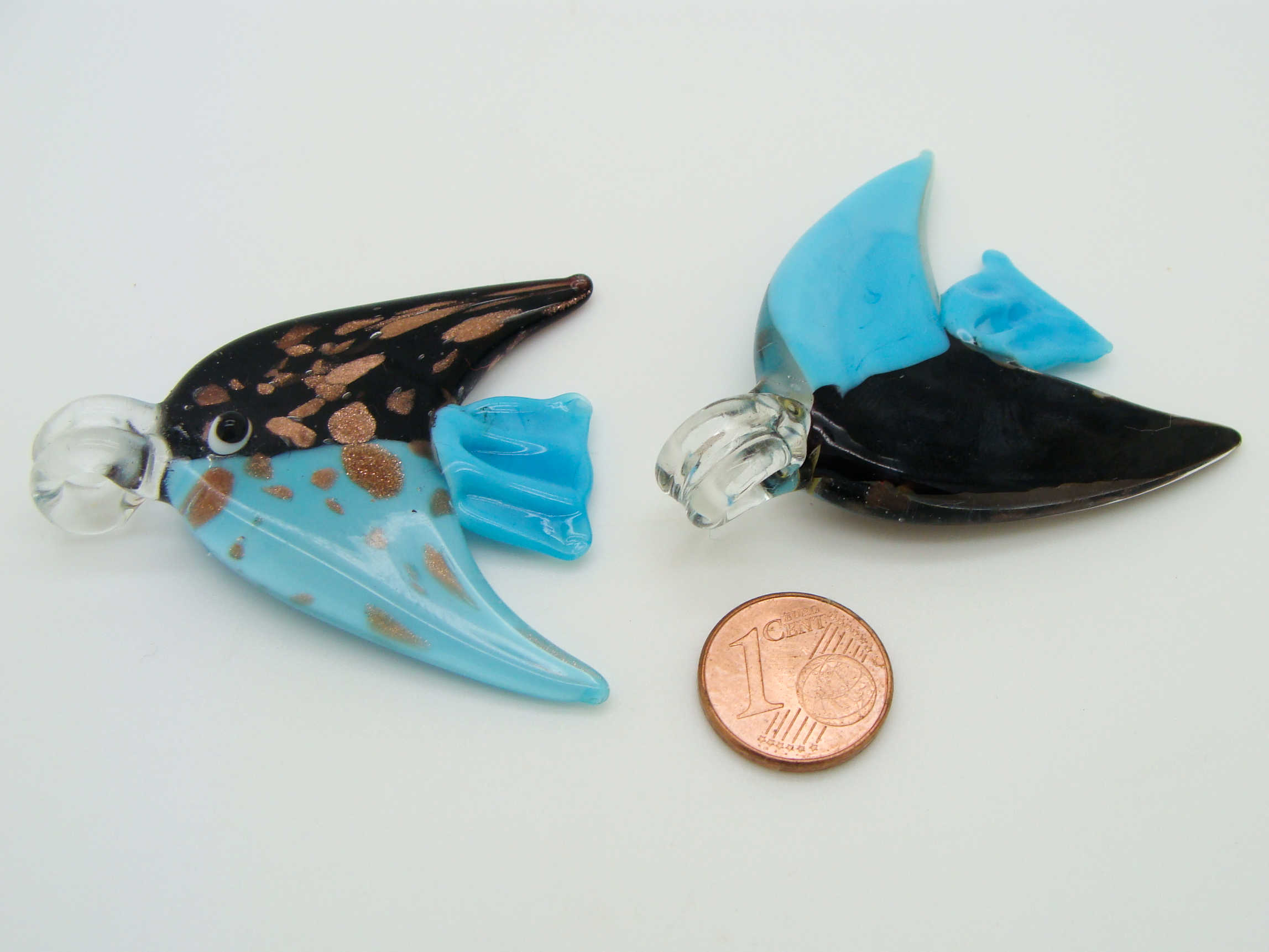 Pend-318-1 pendentif poisson bleu noir dore verre
