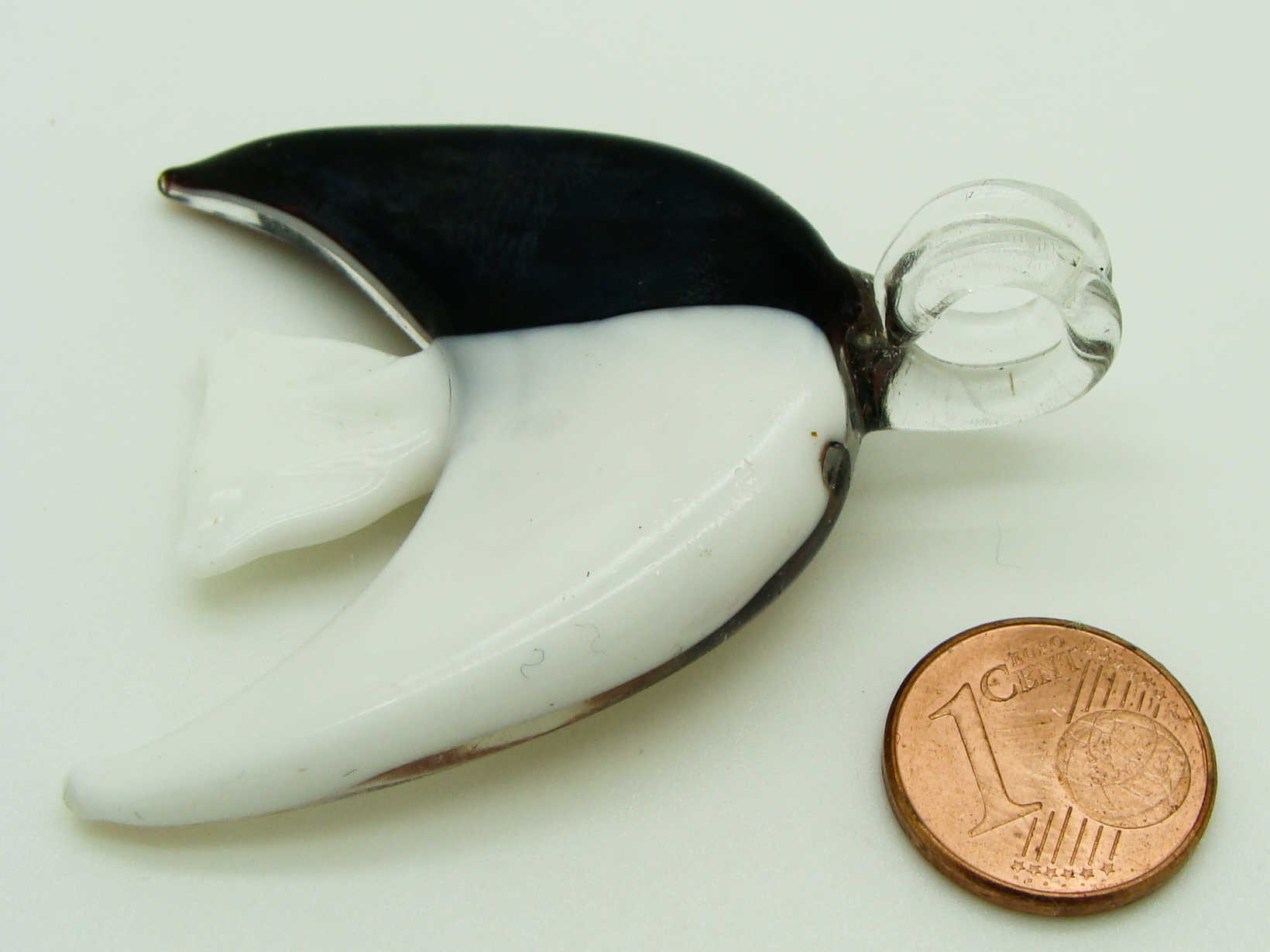 Pend-318-2 pendentif poisson blanc noir dore verre
