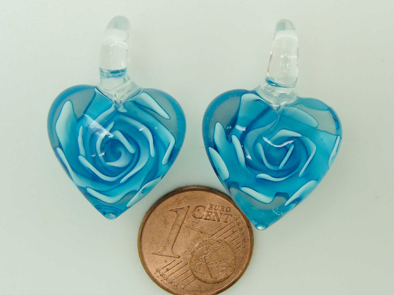 Pend-181-1 2 pendentifs coeur bleu verre