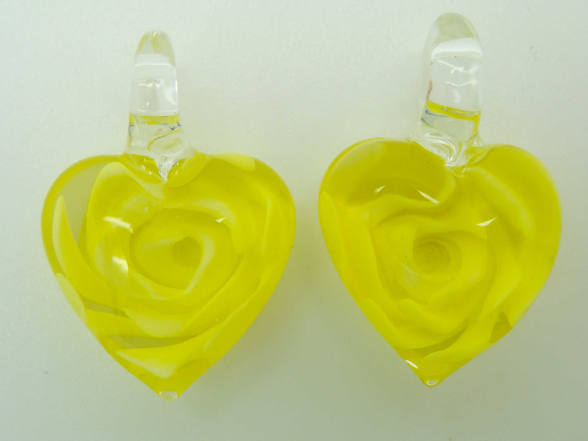 Pend-181-7 5 2 pendentifs coeur jaune vif