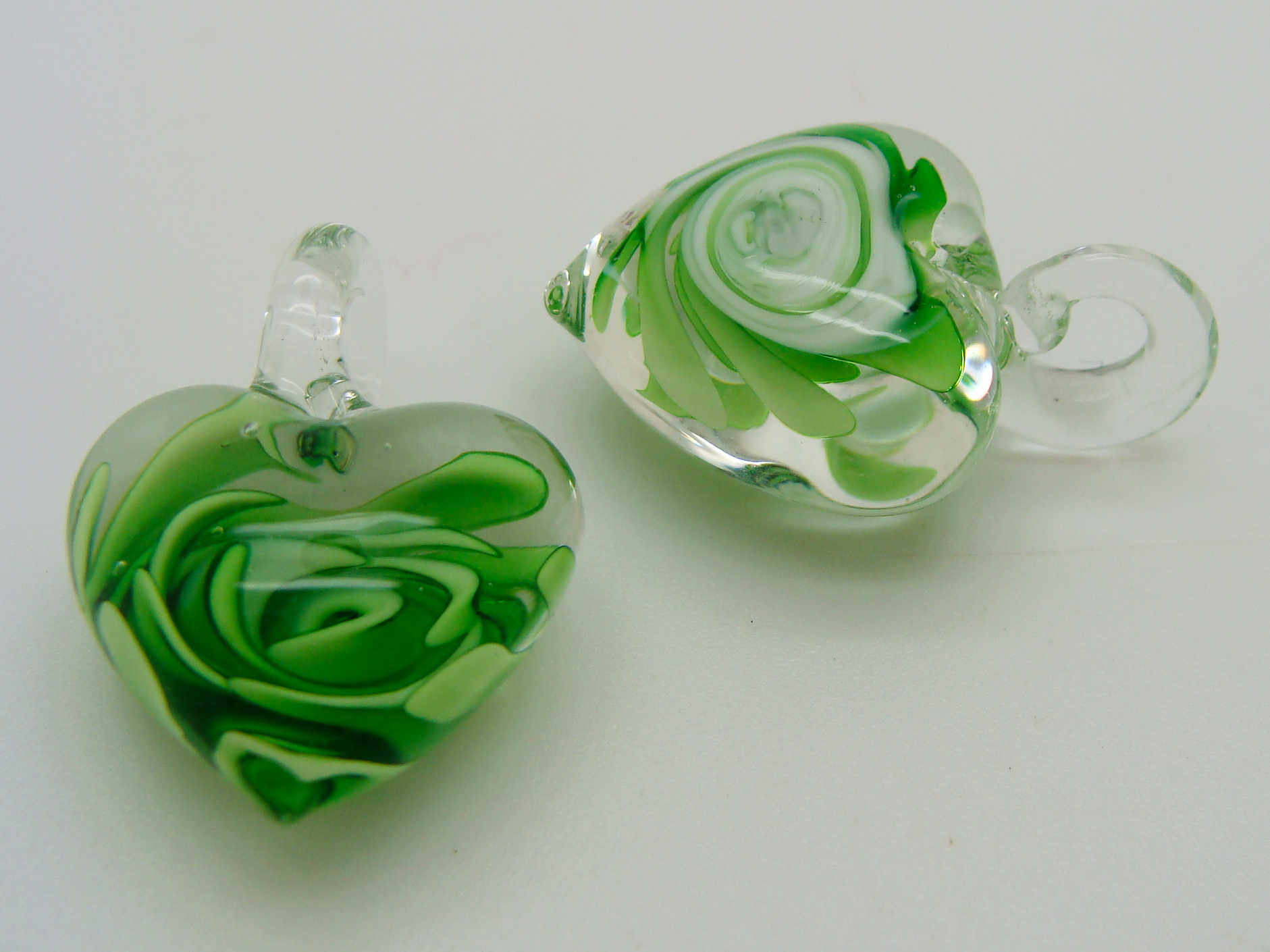 Pend-181-4 5 2 pendentifs coeur vert lampwok
