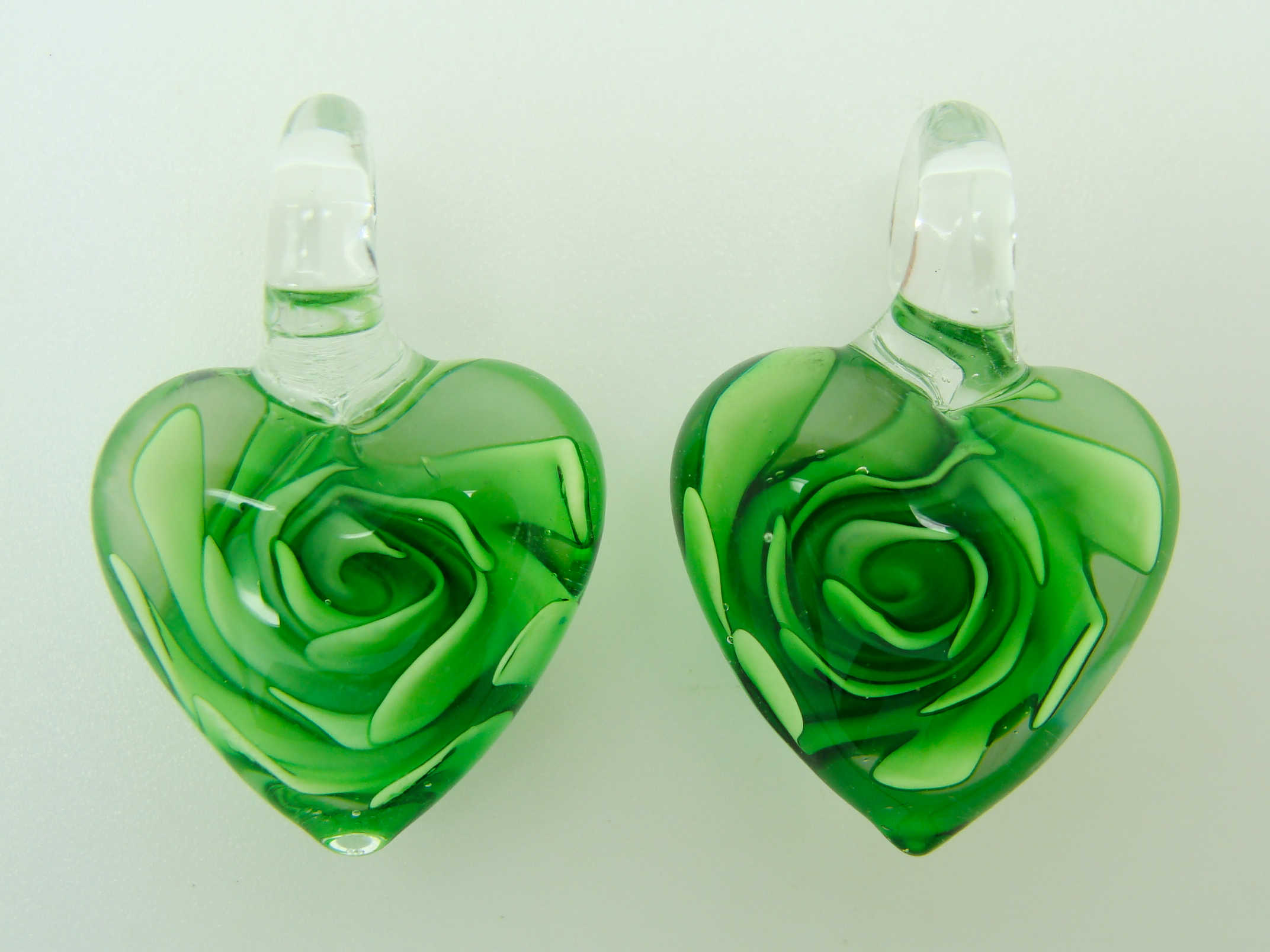Pend-181-4 5 2 pendentifs coeur vert