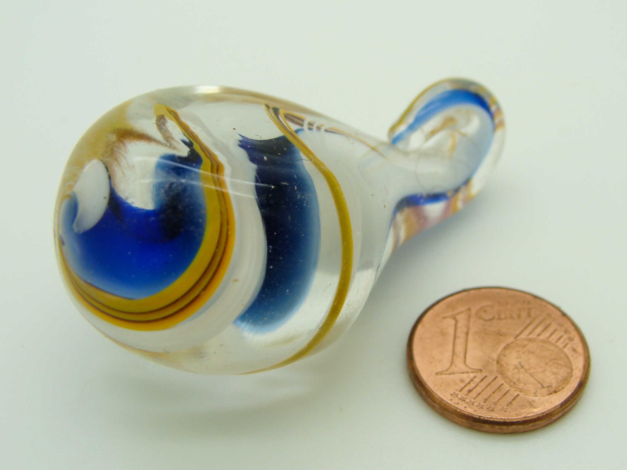 Pend-354-2  pendentif goute bleu blanc verre
