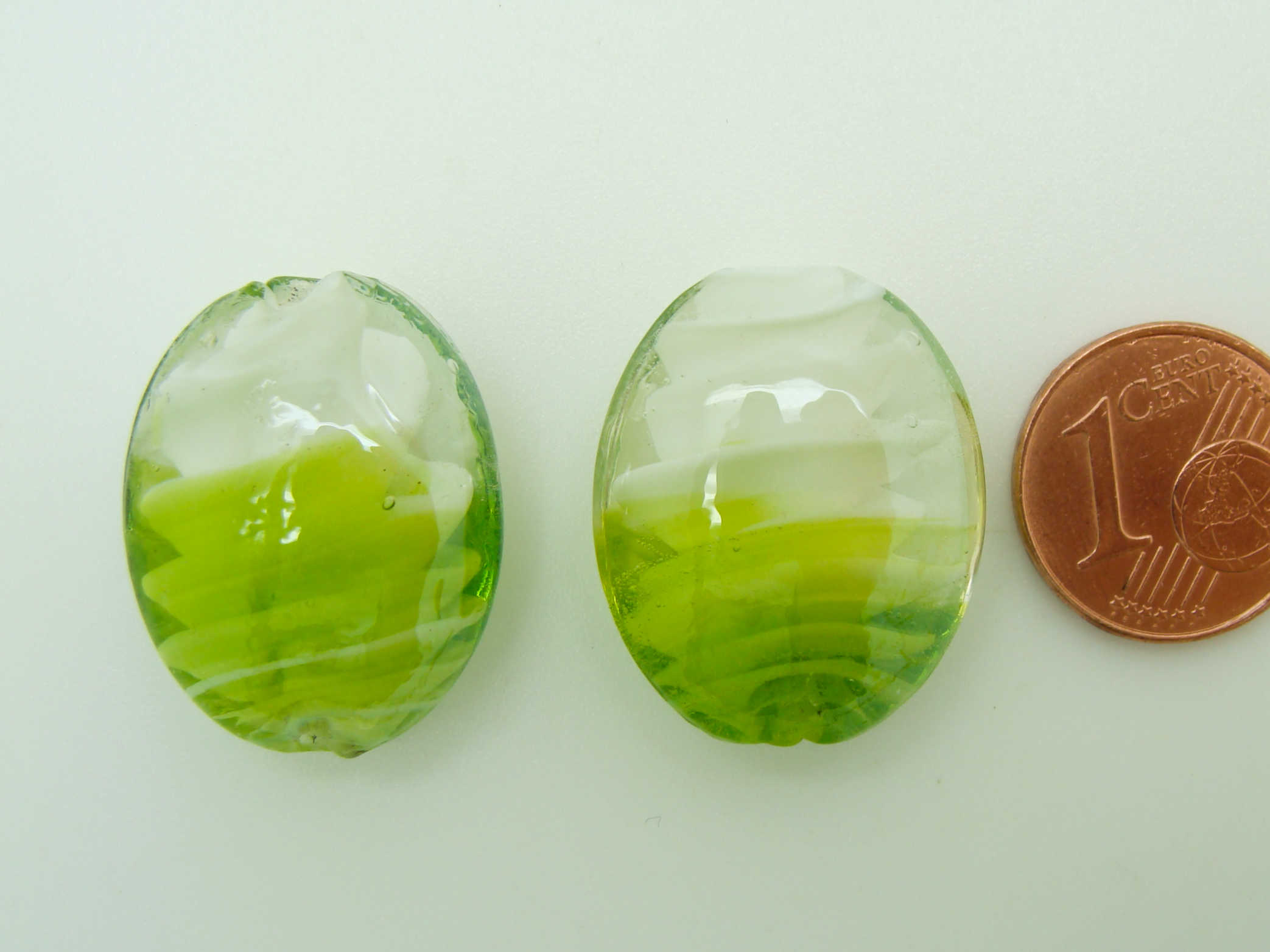 PV33 perle ovale vert volute blanc verre