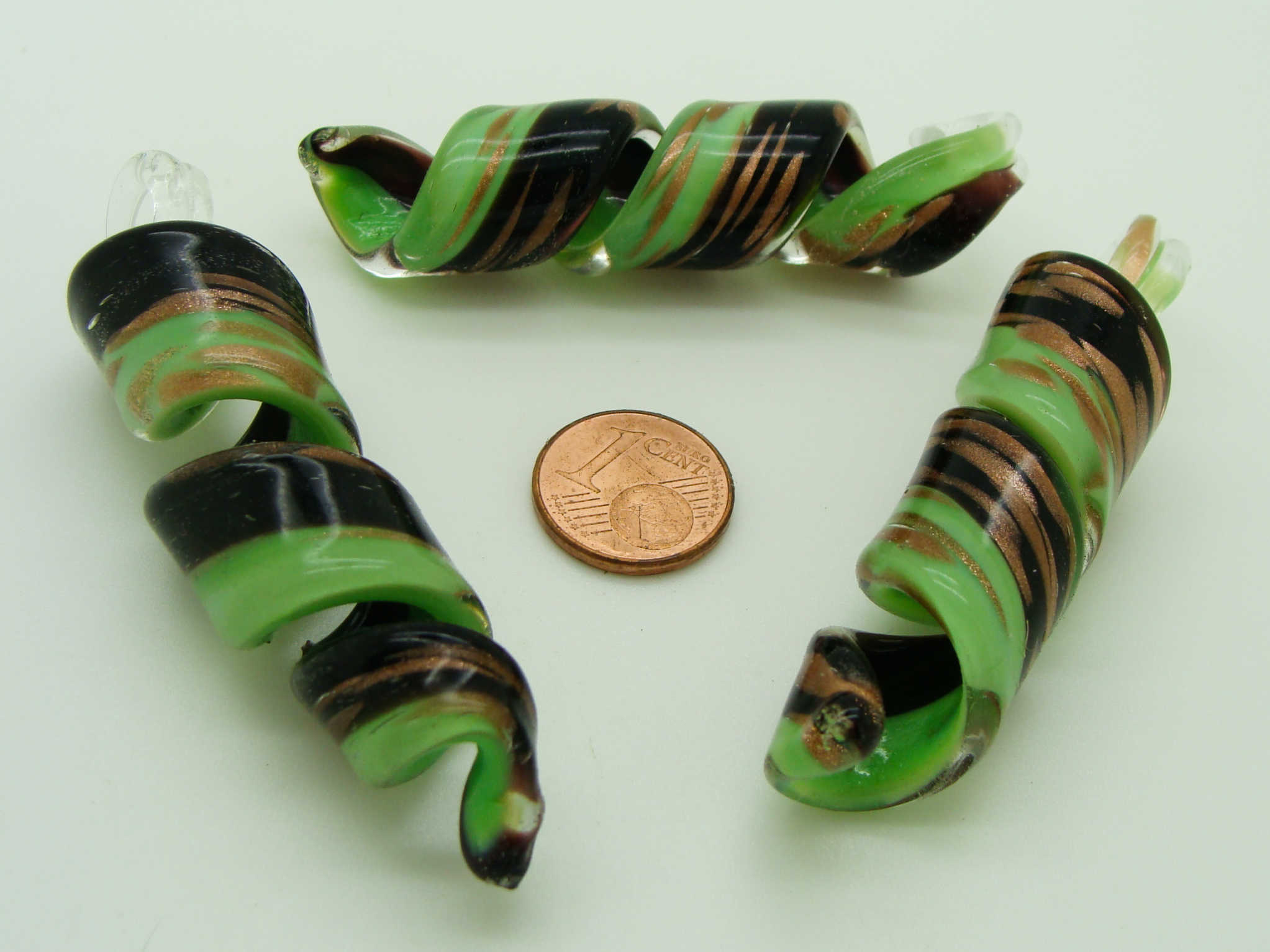 Pend-370-7 pendentif verre lampwork spirale noir vert