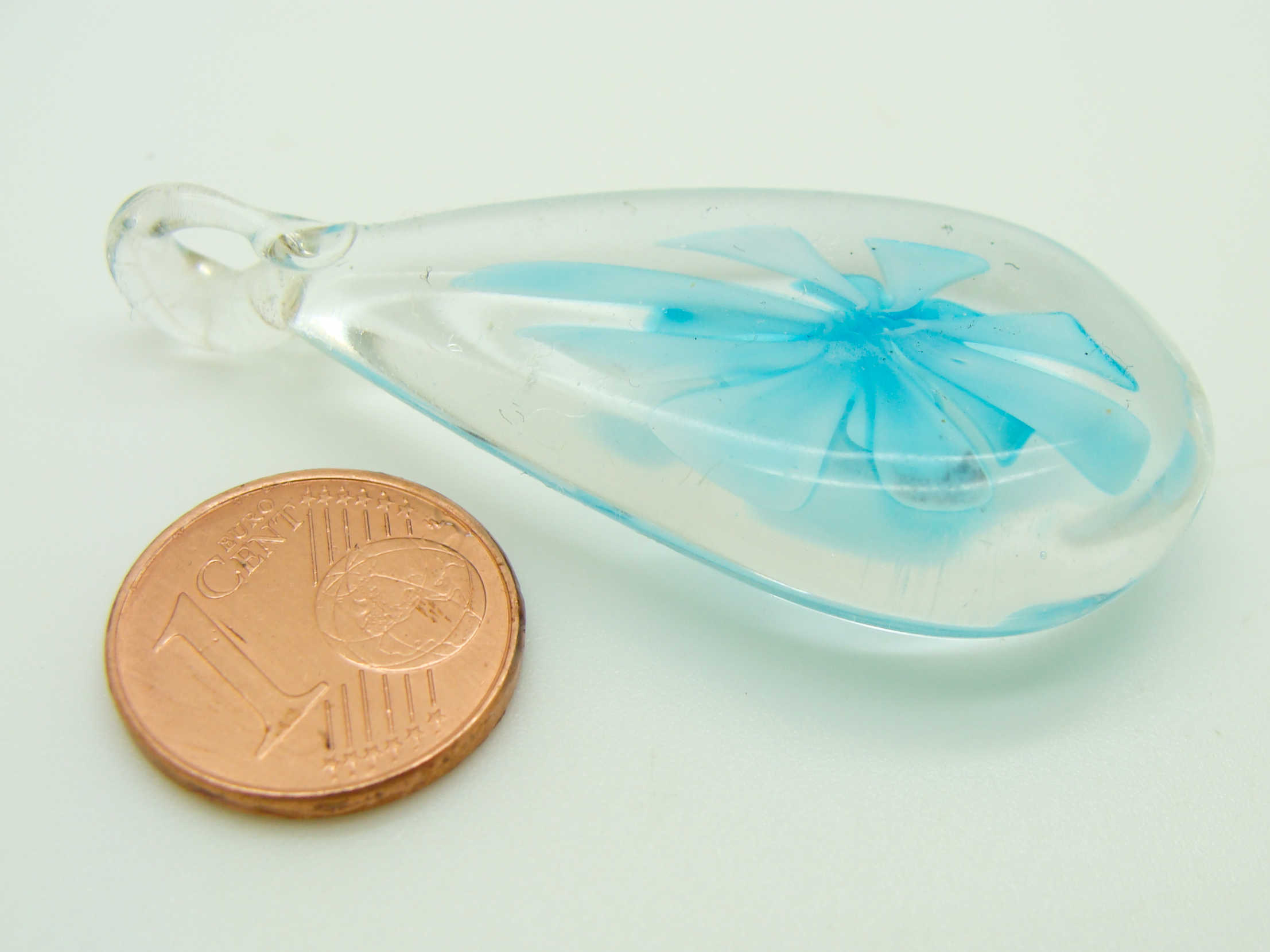 Pend-380-1 pendentif transparent fleur bleu verre