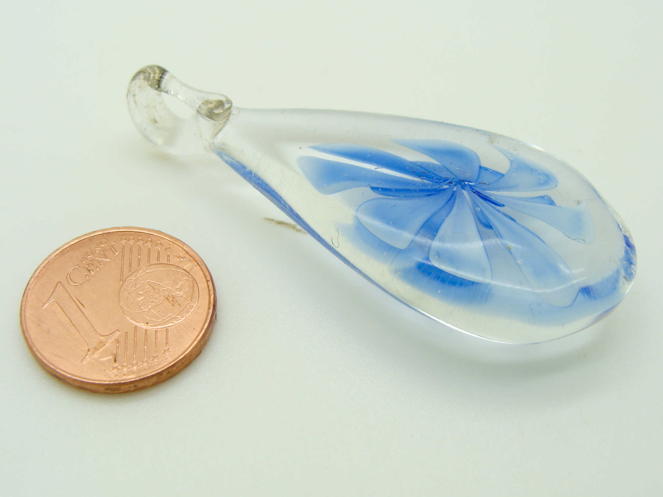 Pend-380-2 pendentif transparent fleur bleu fonce verre