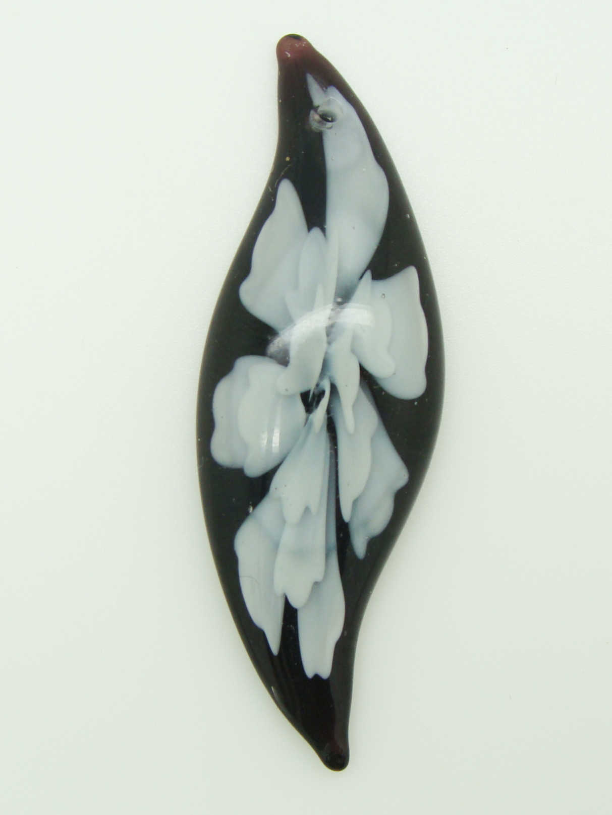 Pend-381-1 pendentif noir fleur blanche lampwork