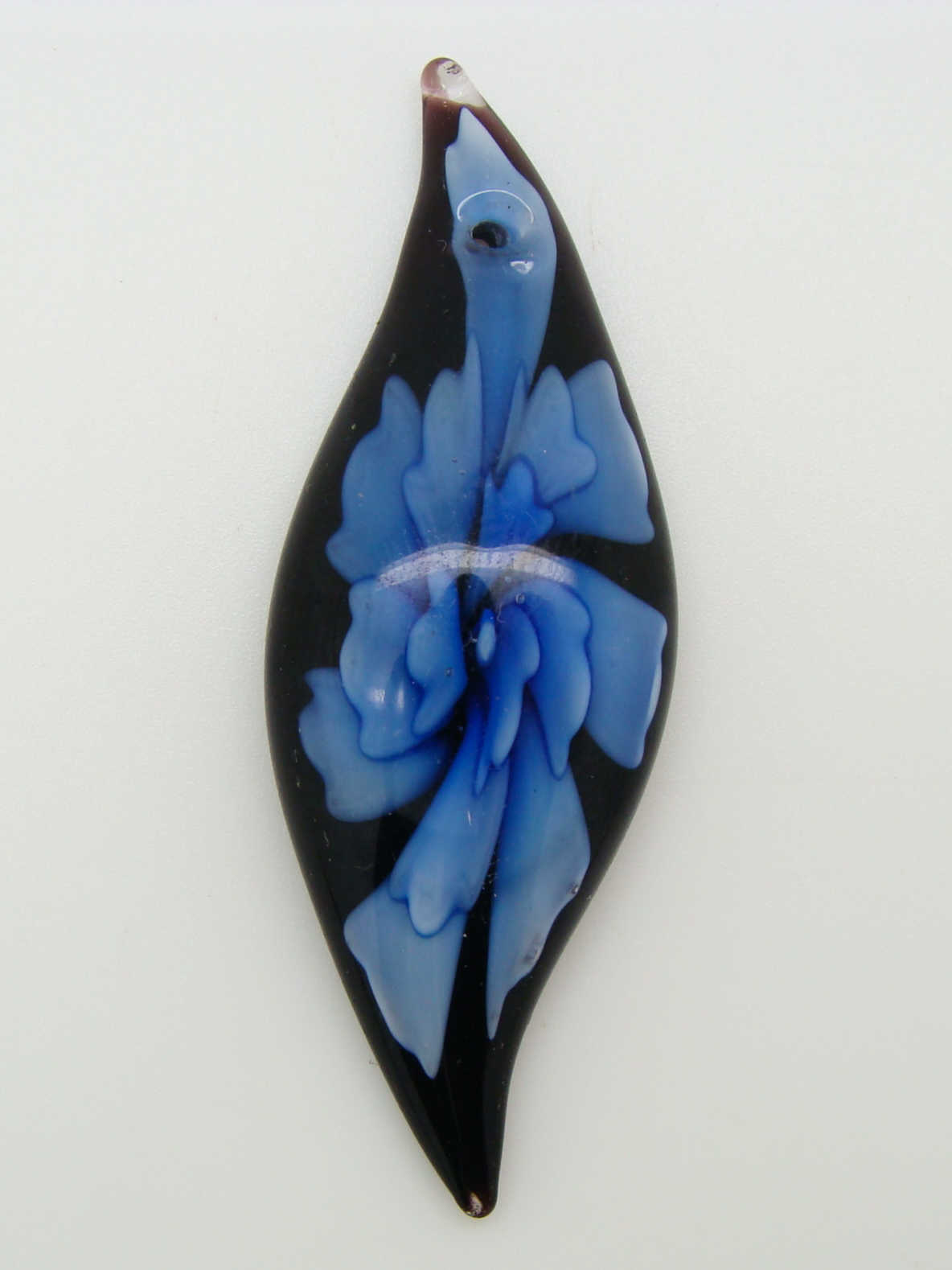 Pend-381-2 pendentif noir fleur bleu lampwork