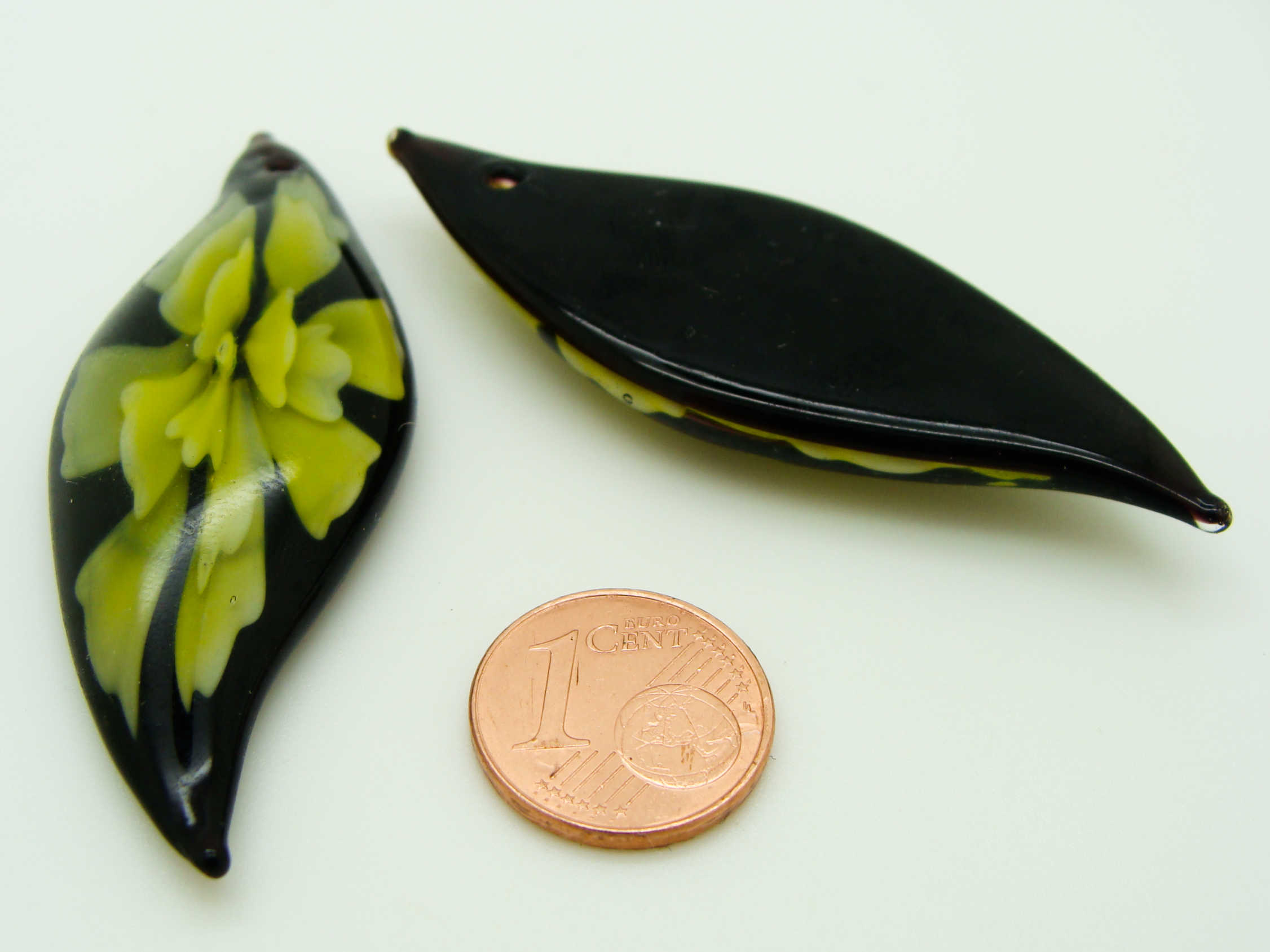 Pend-381-3 pendentif noir fleur jaune verre