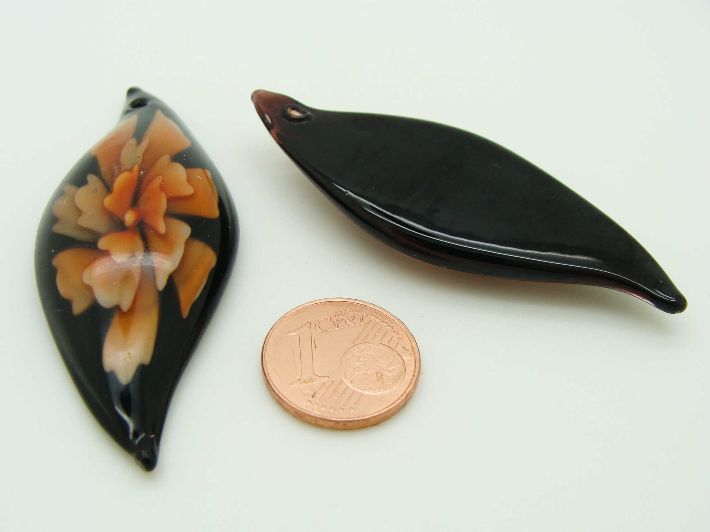 Pend-381-4 pendentif noir fleur orange verre
