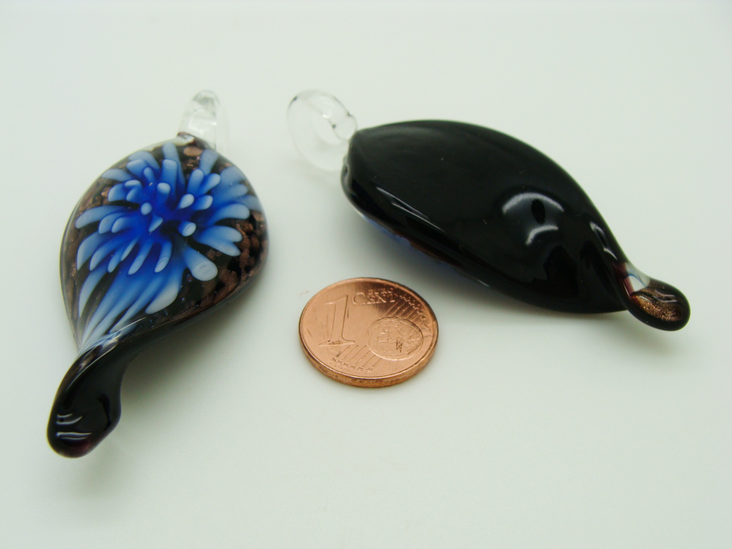 Pend-382-2 pendentif fleur bleu fonce twist verre