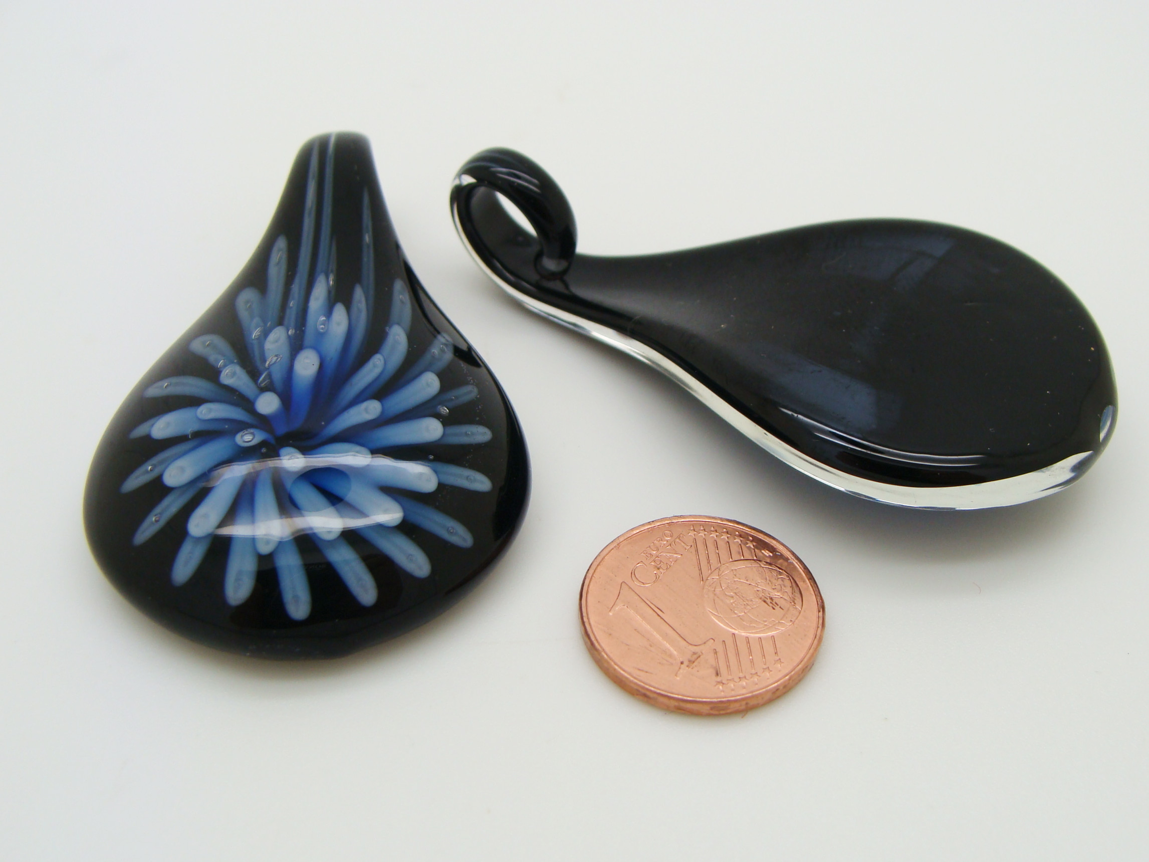 Pend-383-1 pendentif noir fleur bleu fonce verre