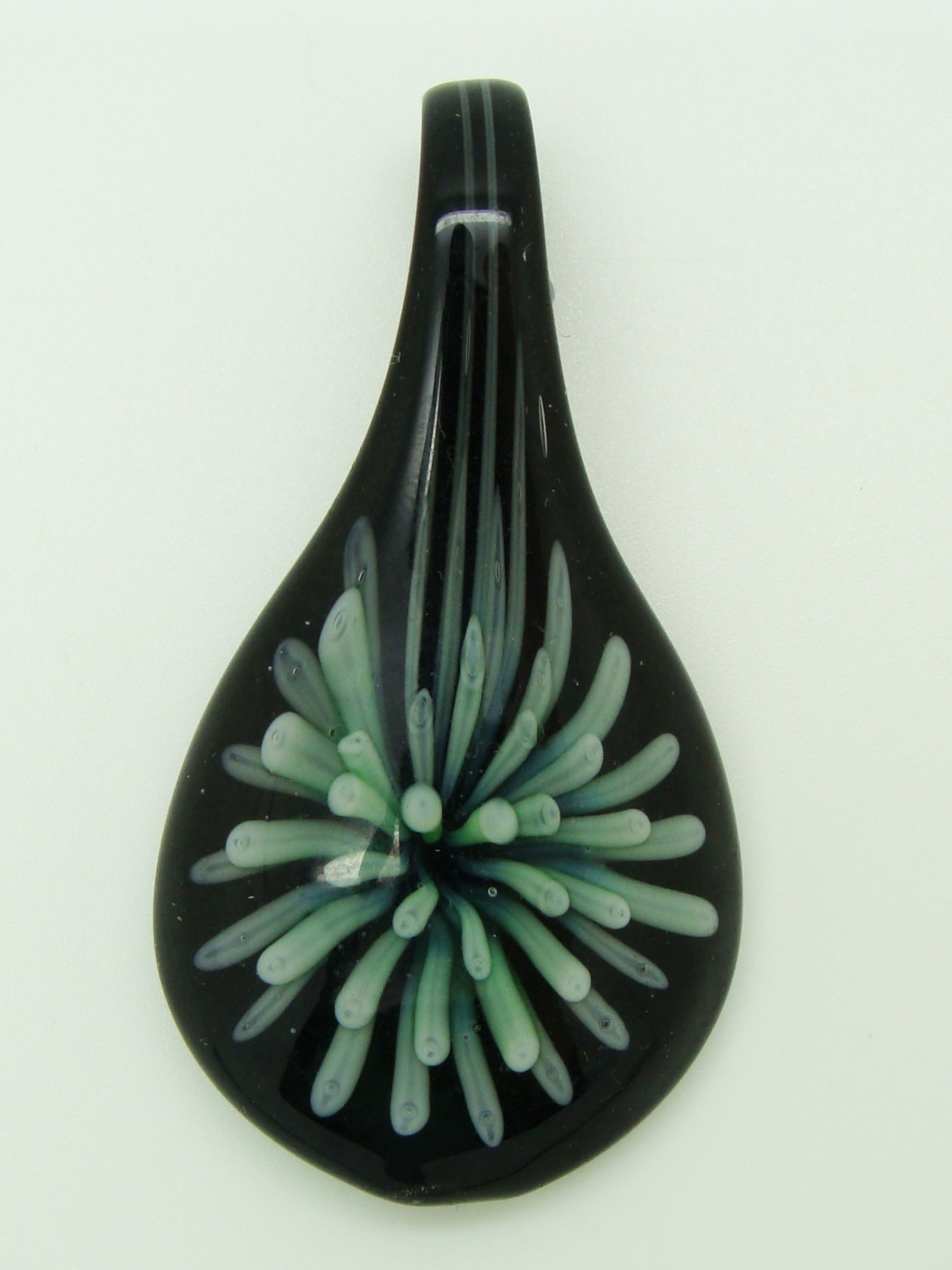 Pend-383-2 pendentif noir fleur vert lampwork