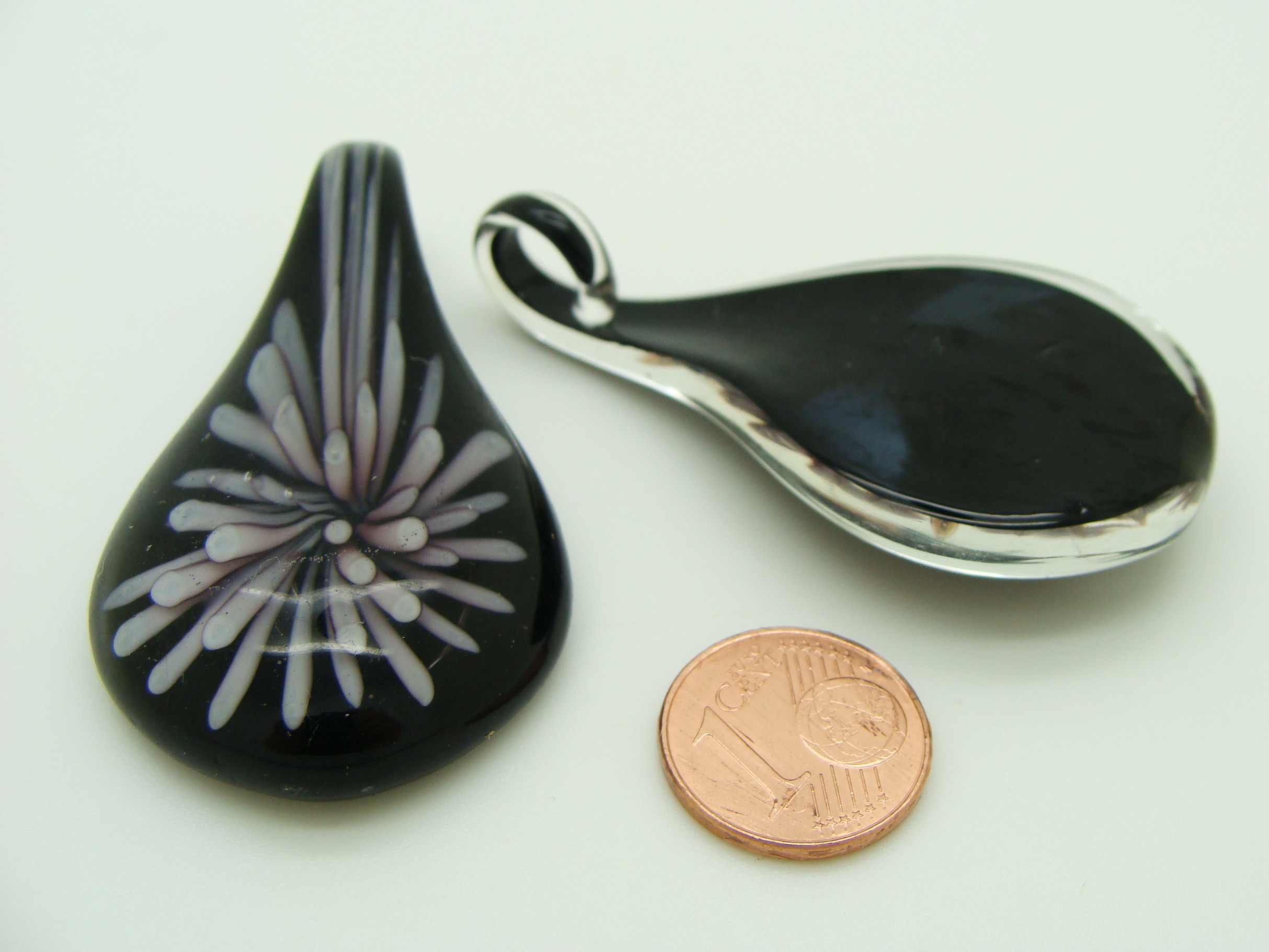 Pend-383-3 pendentif noir fleur violet verre