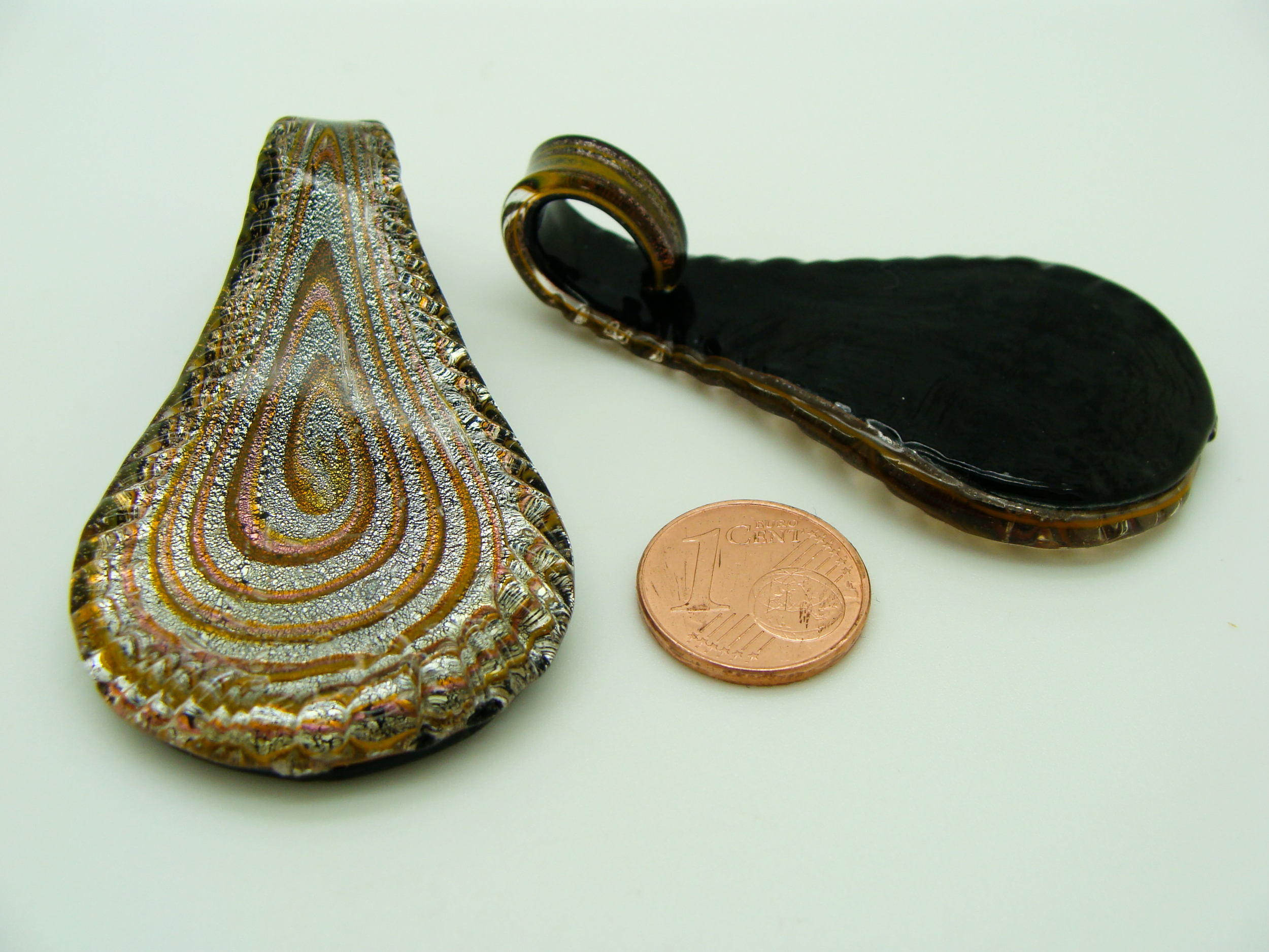Pend-386-4 pendentif goutte noir spirale verre