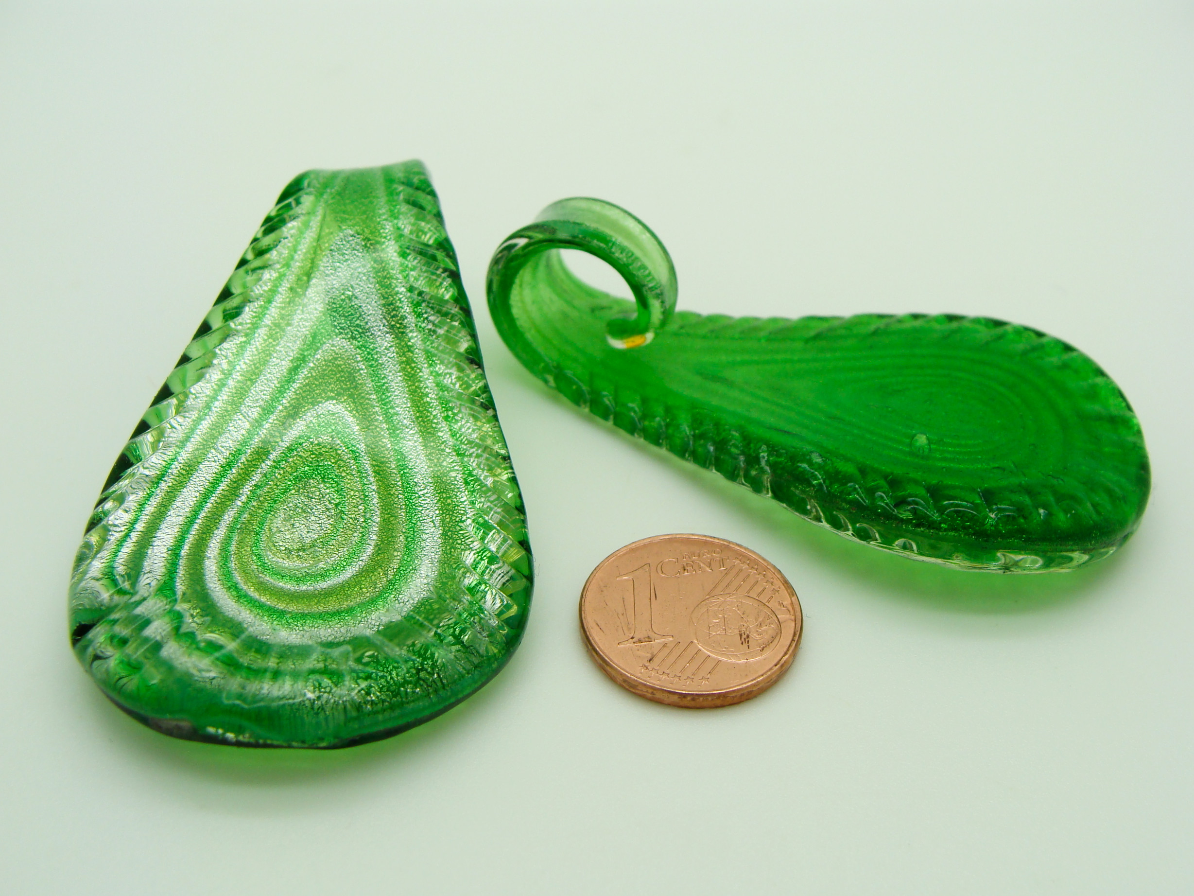 Pend-386-6 pendentif goutte vert spirale verre