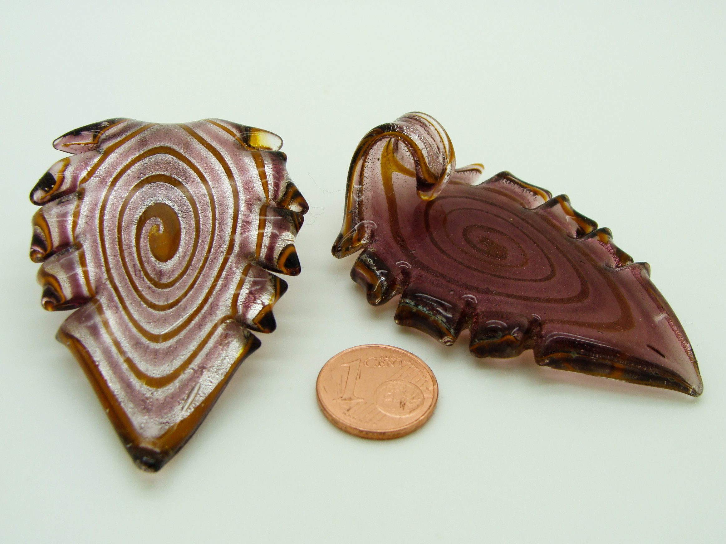 Pend-387-2 pendentif feuille violet spirale marron verre
