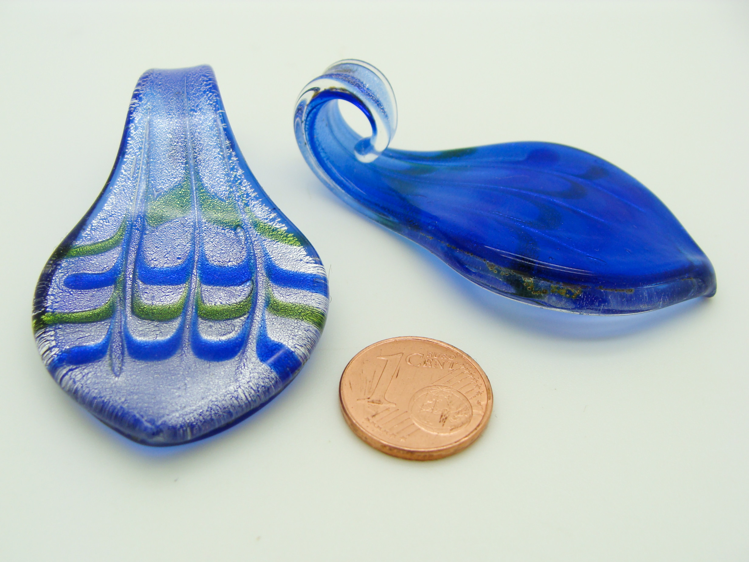 Pend-388 pendentif goutte volutes bleues verre