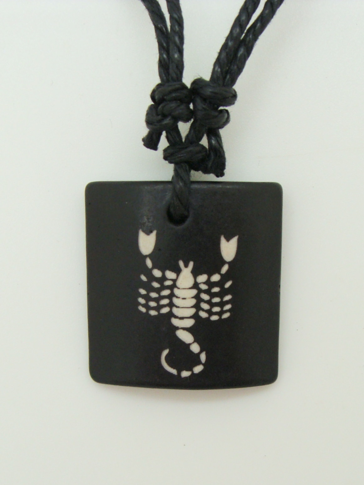 Pend-bois-scorpion pendentif bois zodiaque