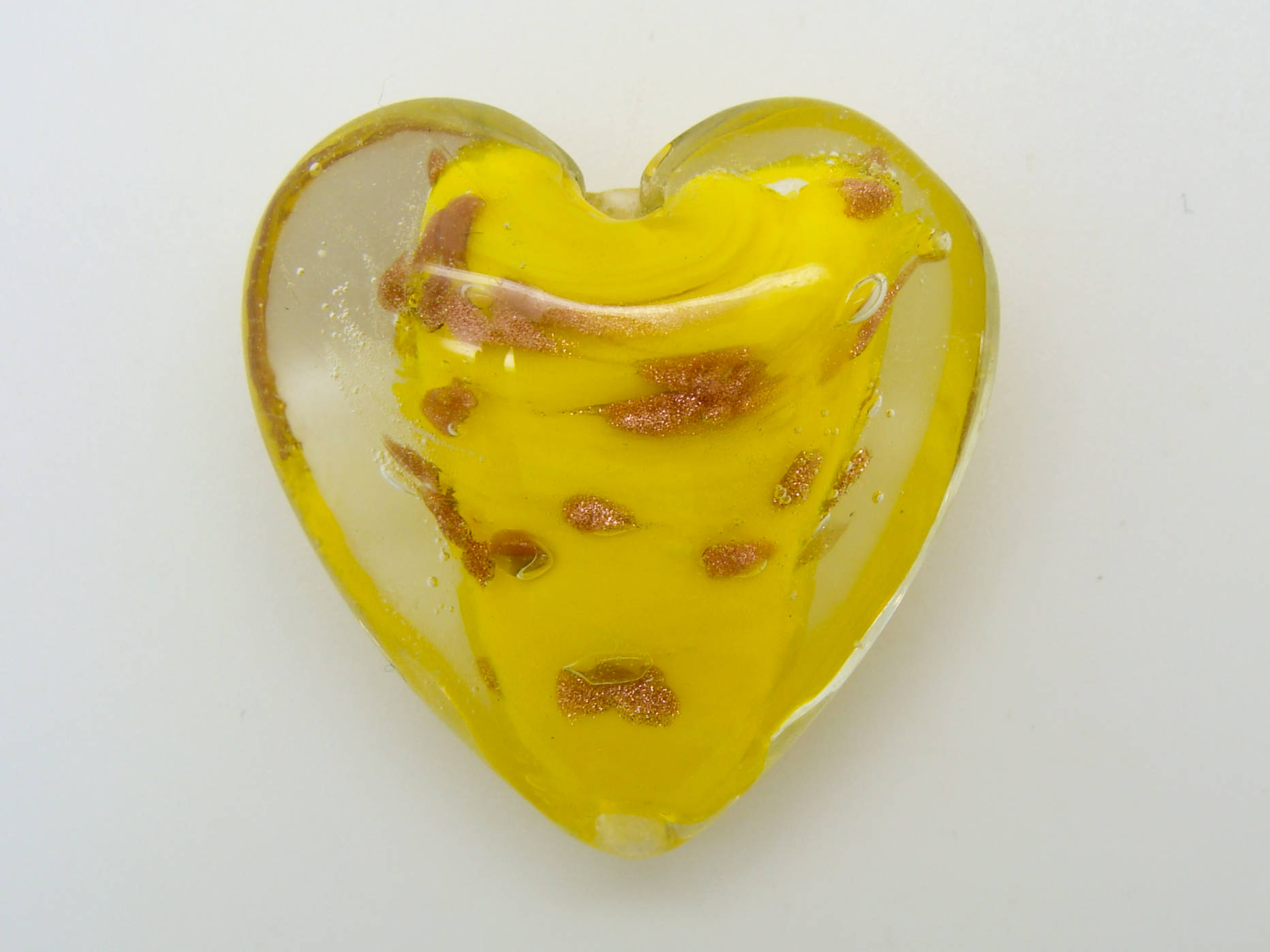 perle verre coeur 35mm jaune dore