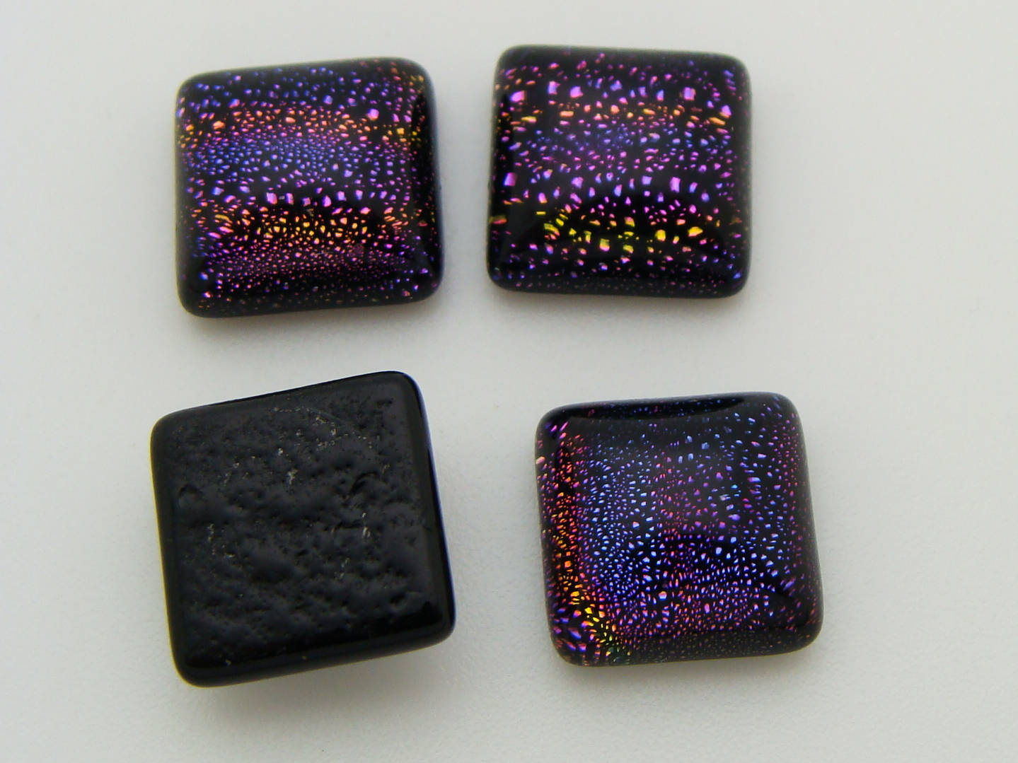 cabochon verre dichroique carre 10mm 1 violet raye noir