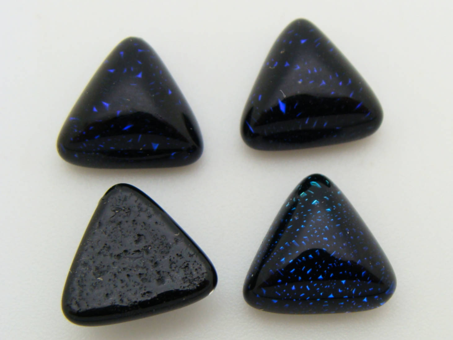 cabochon verre dichroique triangle 10mm 1 bleu noir