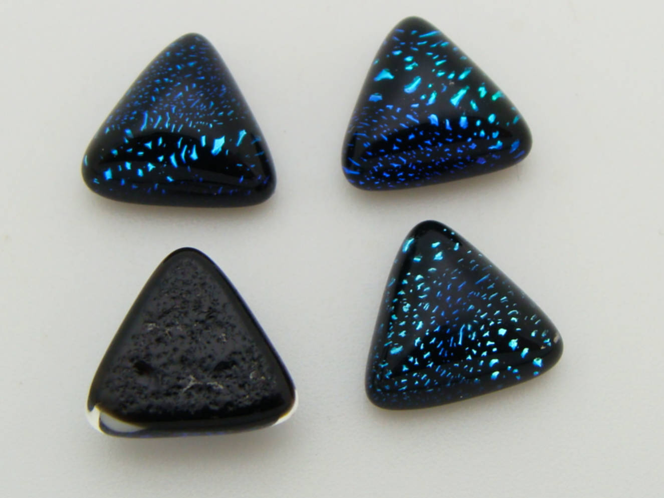 cabochon verre dichroique triangle 10mm 9 bleu