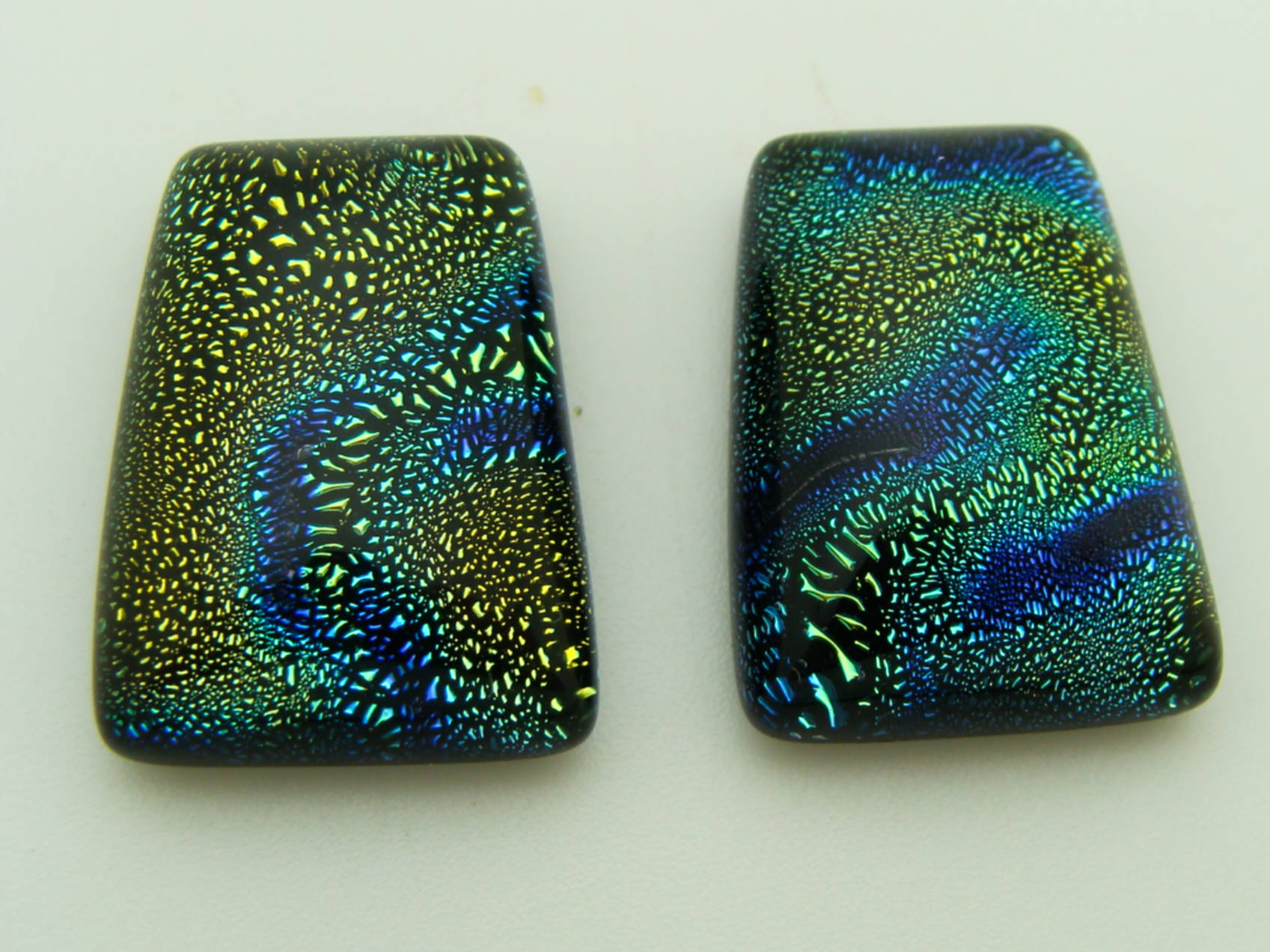 Boucles D'oreilles Vintage Cabochon Verre Dichroïque Noir Iridescent – Occasion