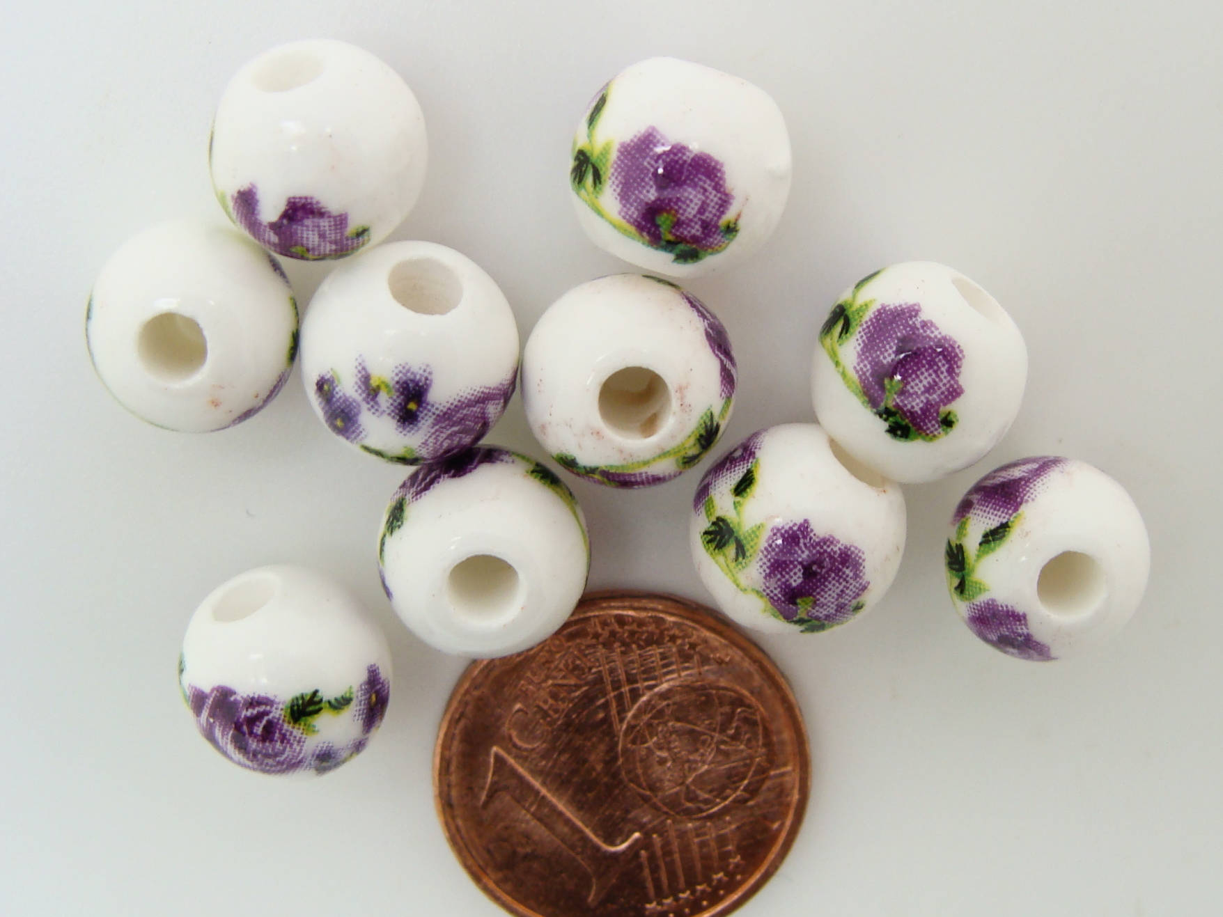 perle porcelaine fleur violette ronde 8mm blanche