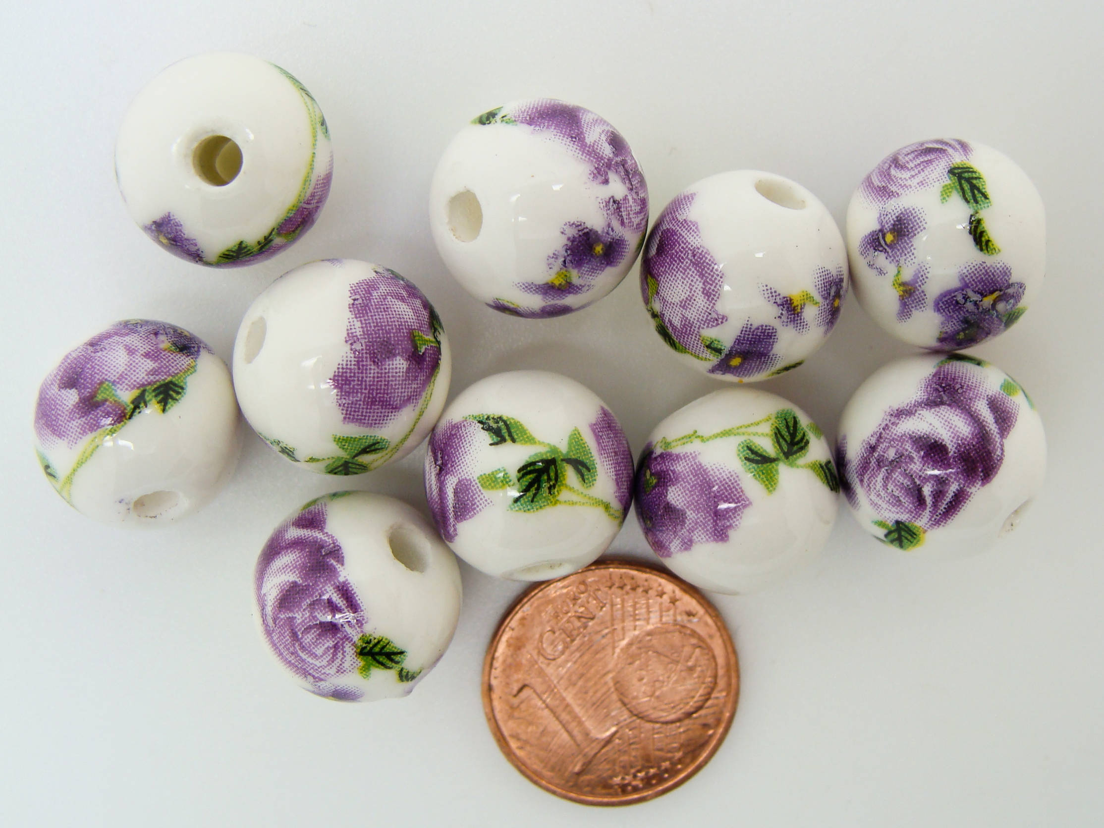 perle porcelaine fleur violette ronde 12mm blanche