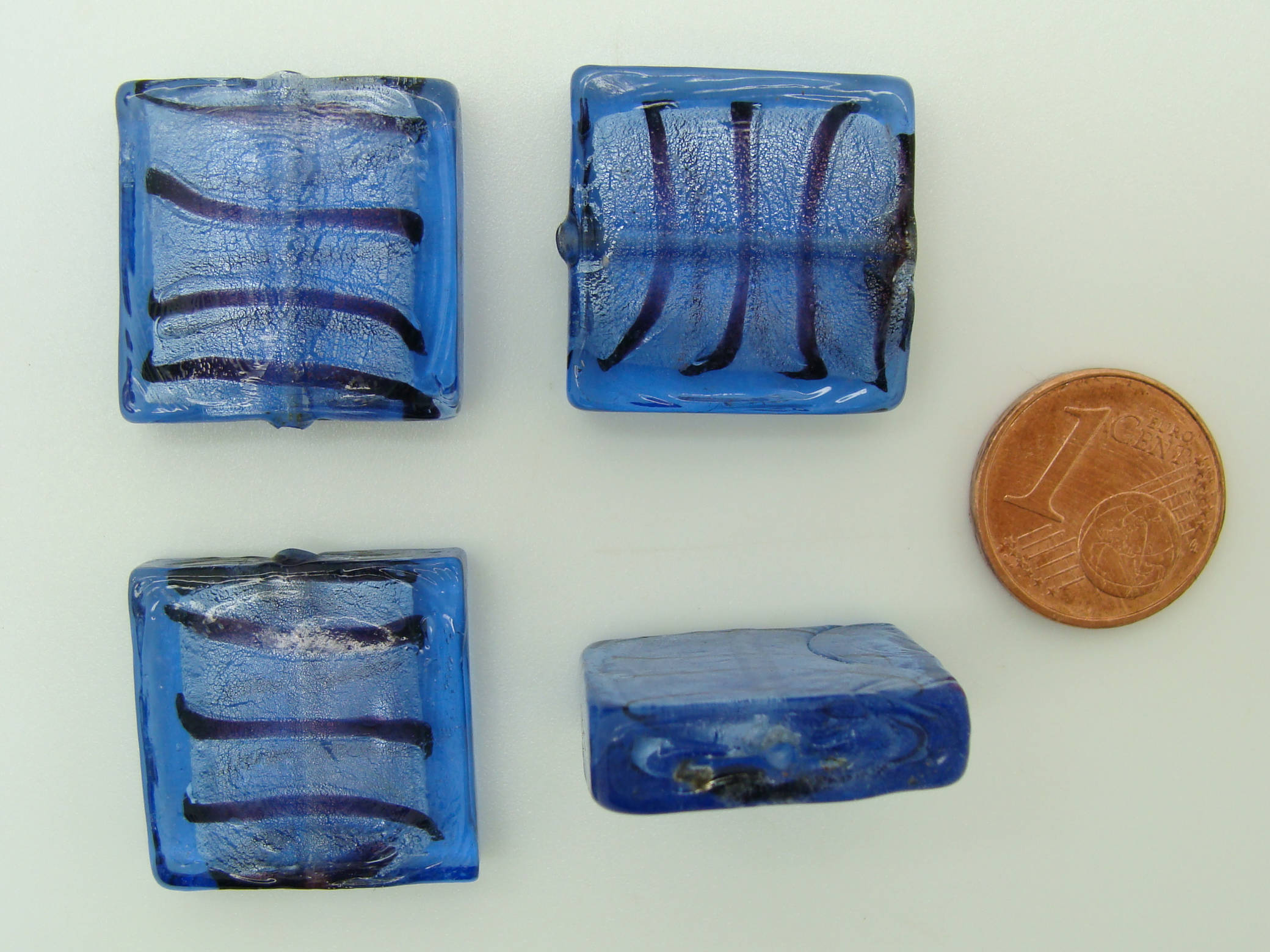 perle carre 20mm strie bleu fonce verre