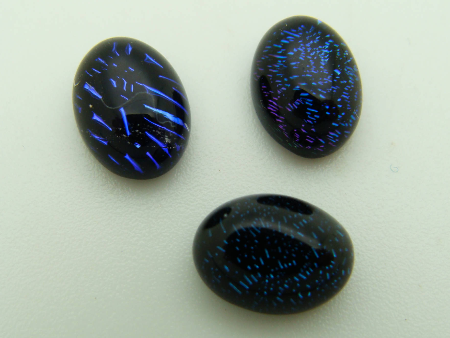 cabochon verre dichroique ovale 8x6mm 2 bleu noir