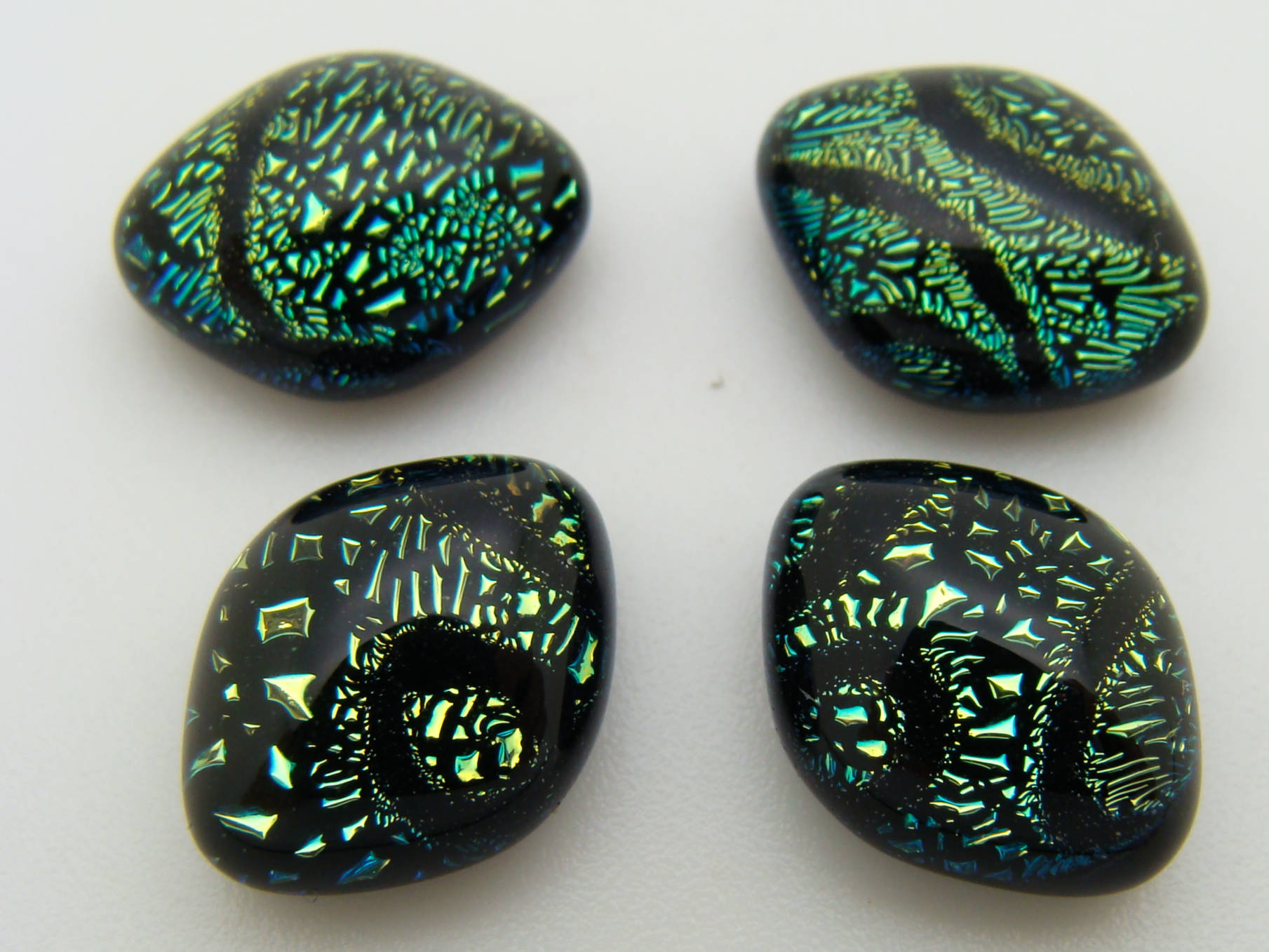 cabochon verre dichroique ovale 12x9mm 10 vert motif noir