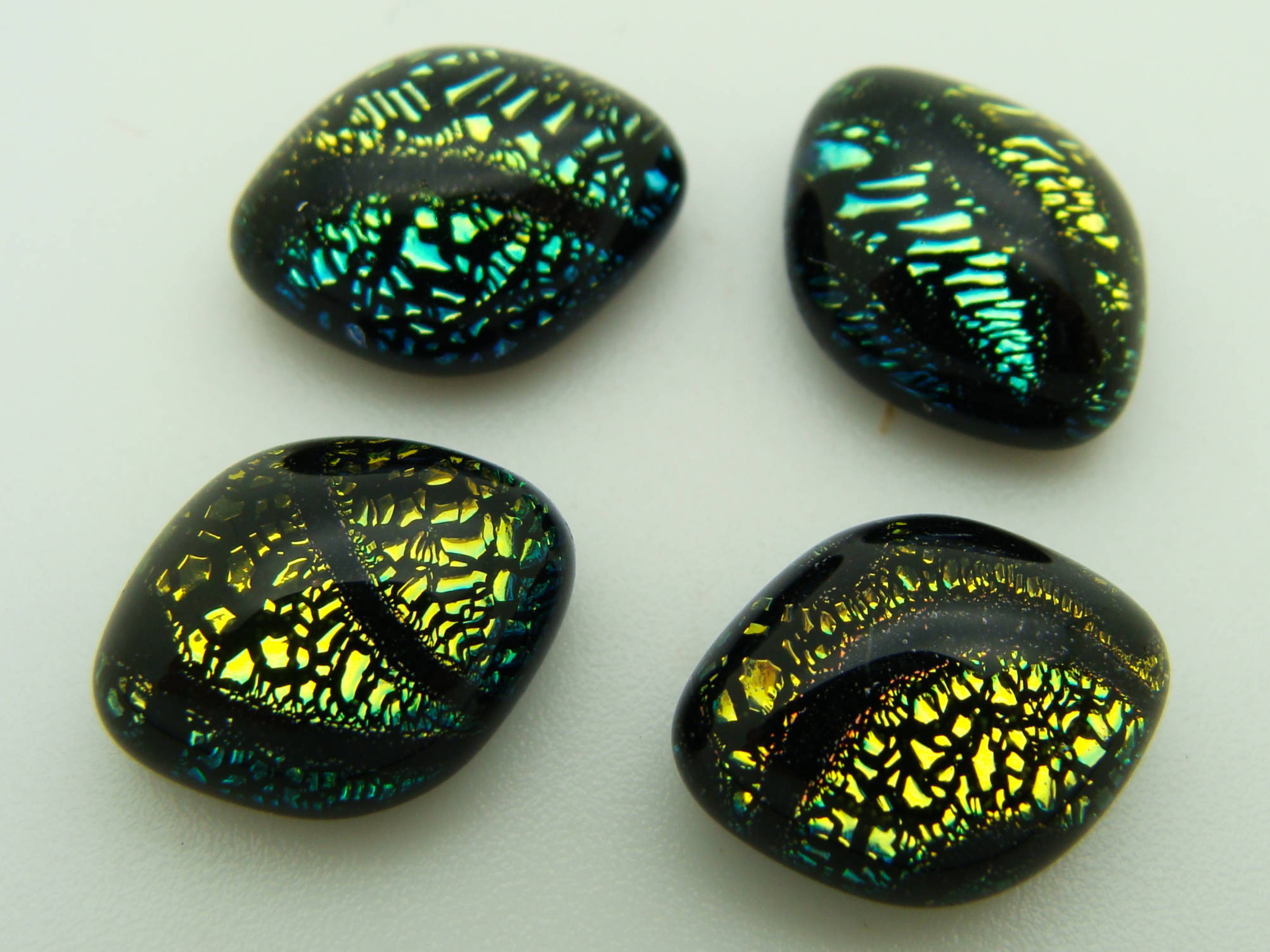 cabochon verre dichroique ovale 12x9mm 11 olive motif noir