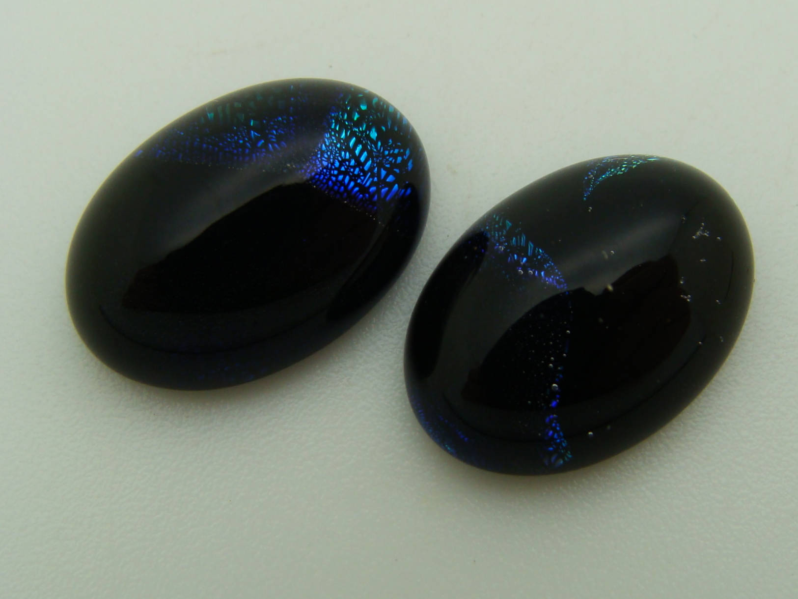 cabochon verre dichroique ovale 14x10mm 10 bleu noir