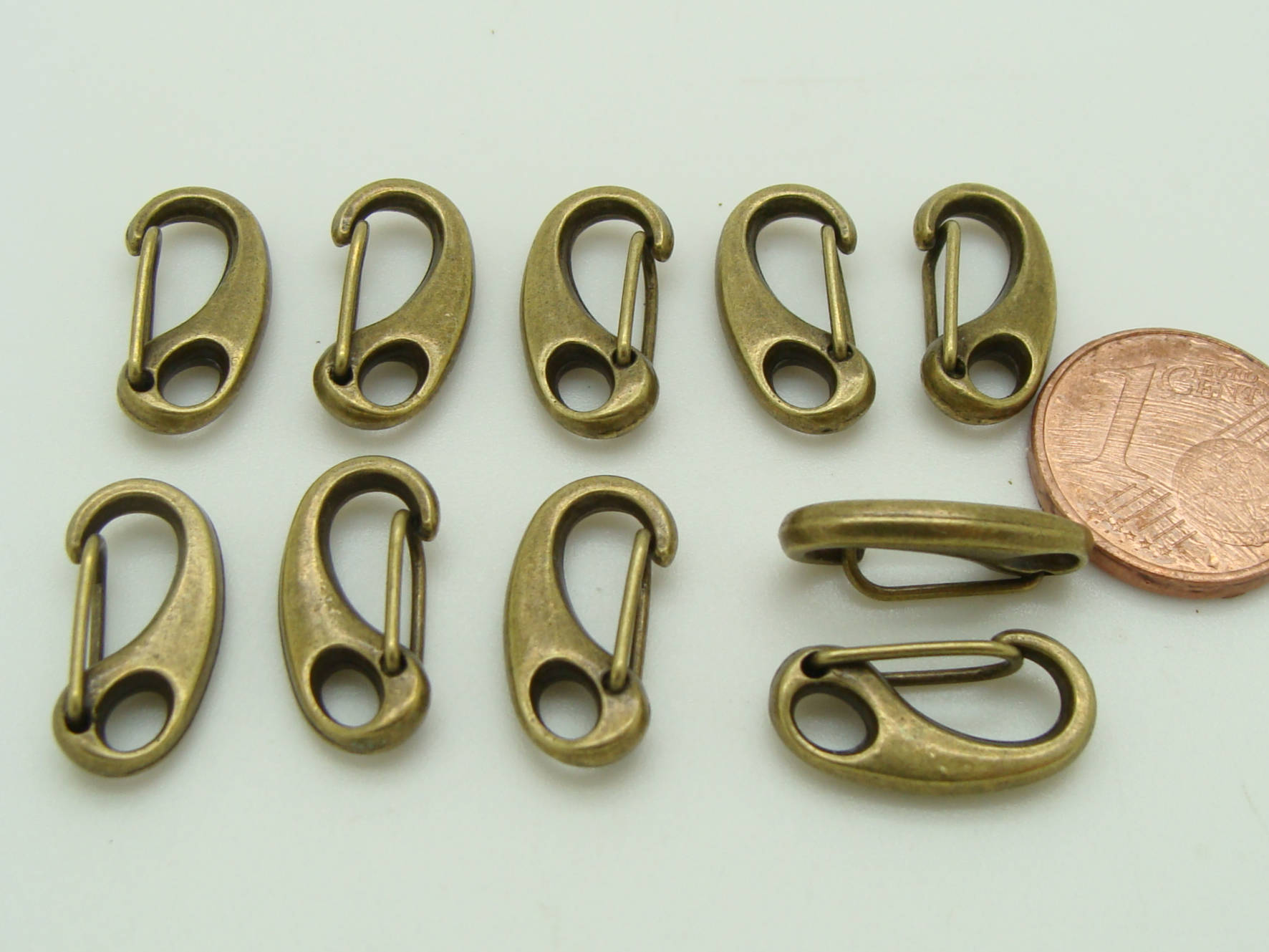 Mousquetons pour porte-clés de couleur bronze.
